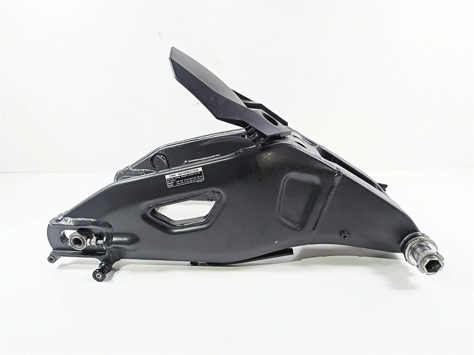 2023 Yamaha MT10 MTN1000 Rear Swingarm Swing Arm & Axle B5Y-22110-00-00 - Image 4