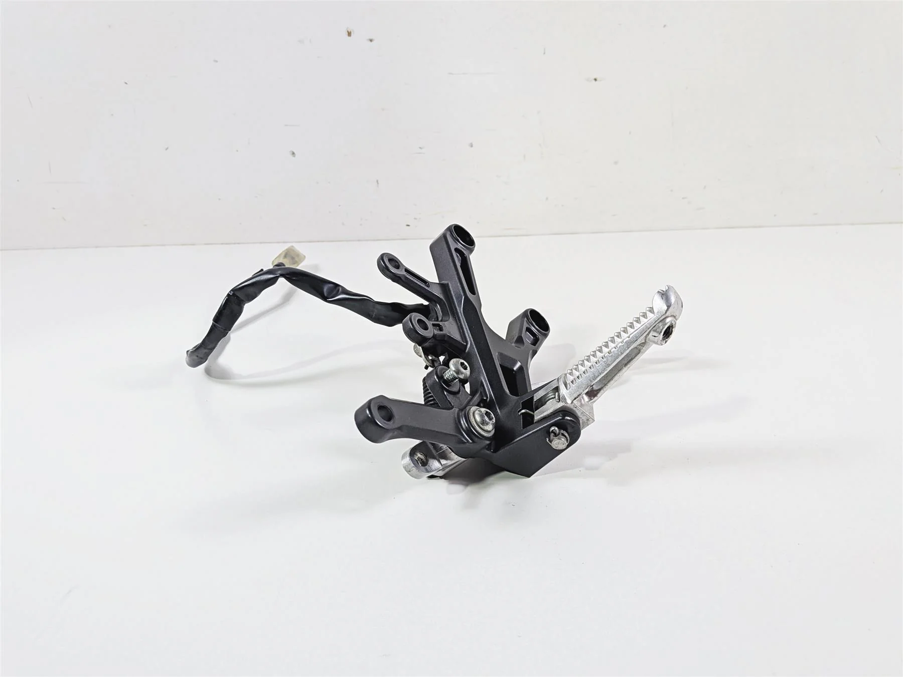 2023 Yamaha MT10 MTN1000 Right Front Footpeg & Brake Pedal B67-27443-10-00 - Image 2