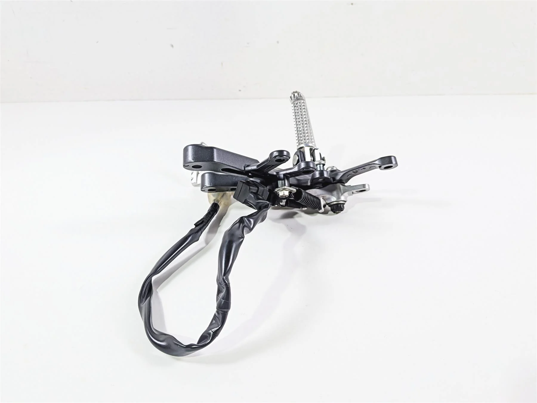 2023 Yamaha MT10 MTN1000 Right Front Footpeg & Brake Pedal B67-27443-10-00 - Image 3