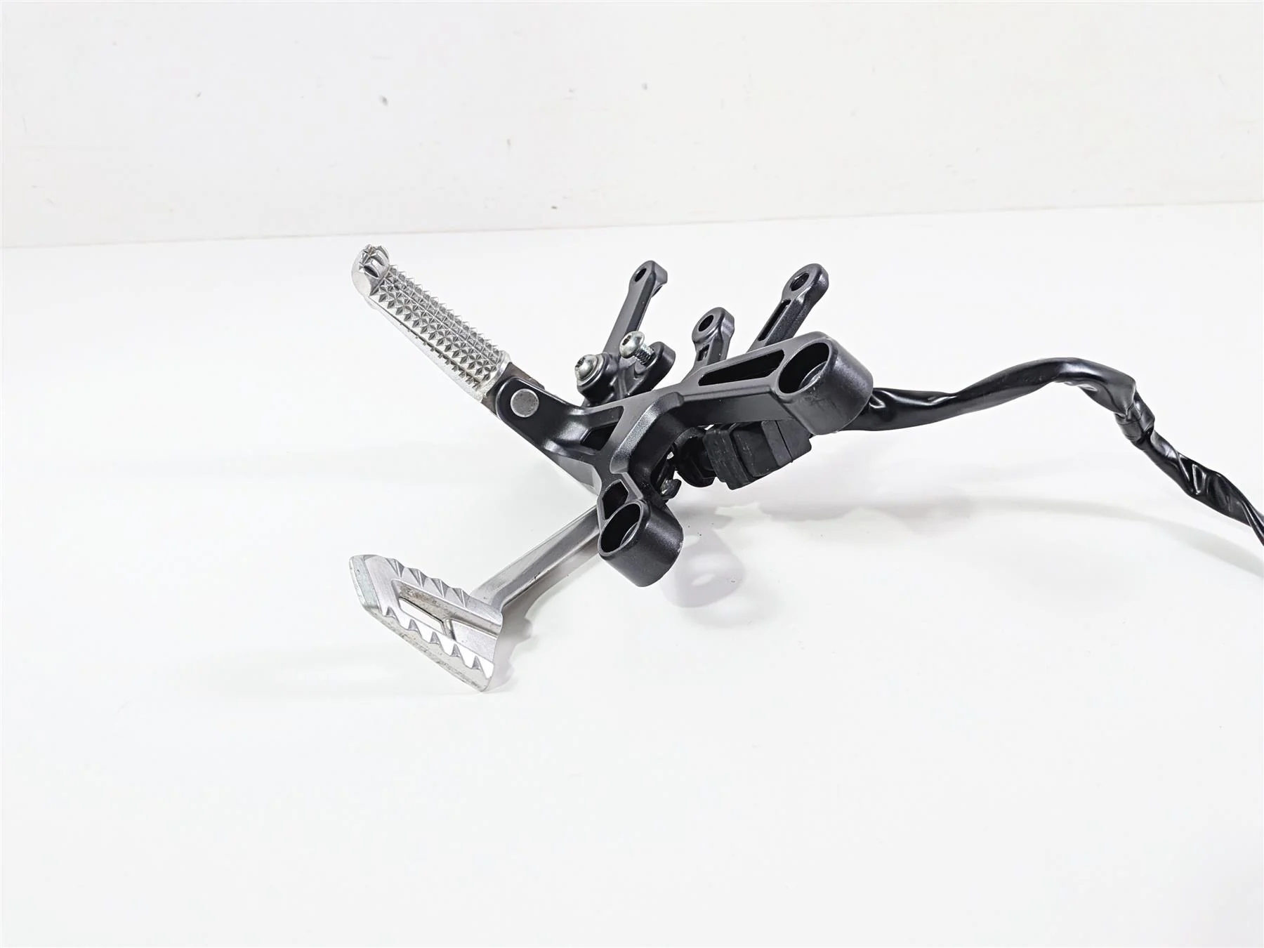 2023 Yamaha MT10 MTN1000 Right Front Footpeg & Brake Pedal B67-27443-10-00 - Image 4