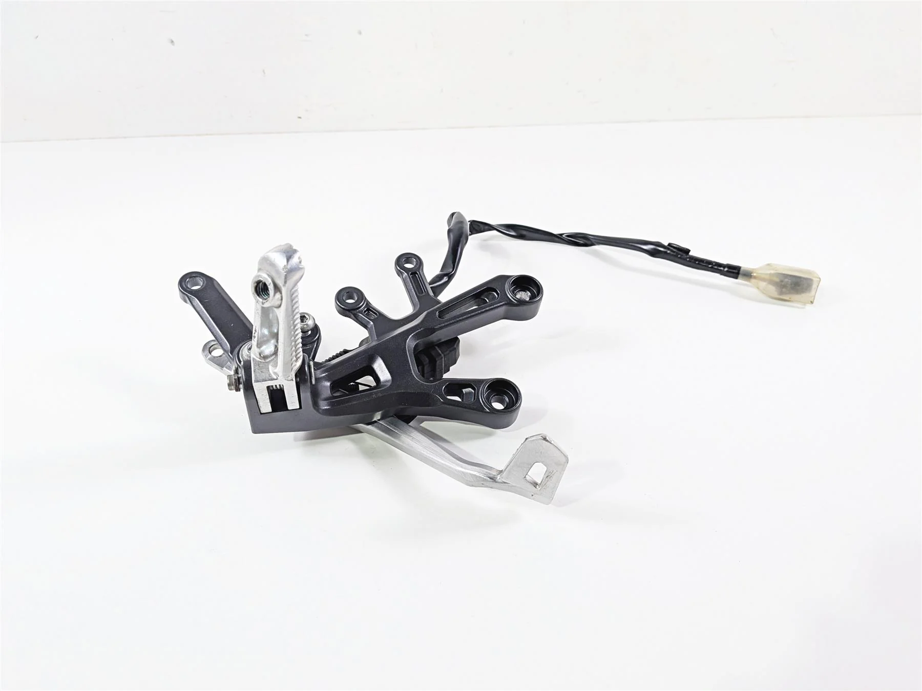 2023 Yamaha MT10 MTN1000 Right Front Footpeg & Brake Pedal B67-27443-10-00 - Image 5