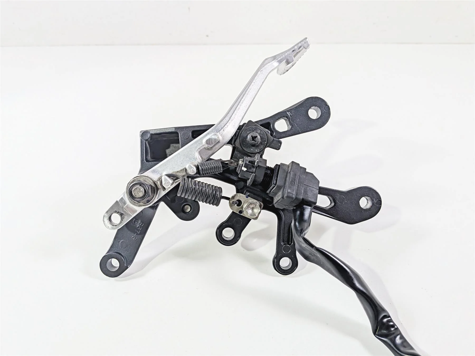2023 Yamaha MT10 MTN1000 Right Front Footpeg & Brake Pedal B67-27443-10-00 - Image 6