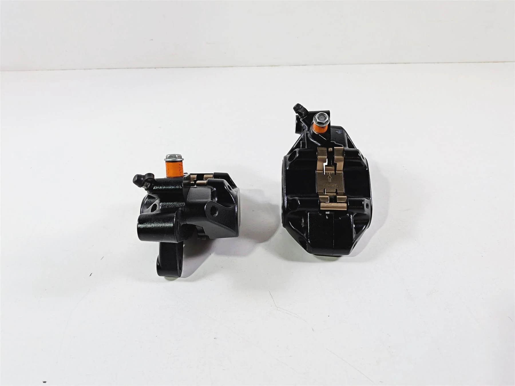 2024 Harley Softail FXLRST Low Rider Front Brake Caliper Set 41300095 41300205 - Image 4