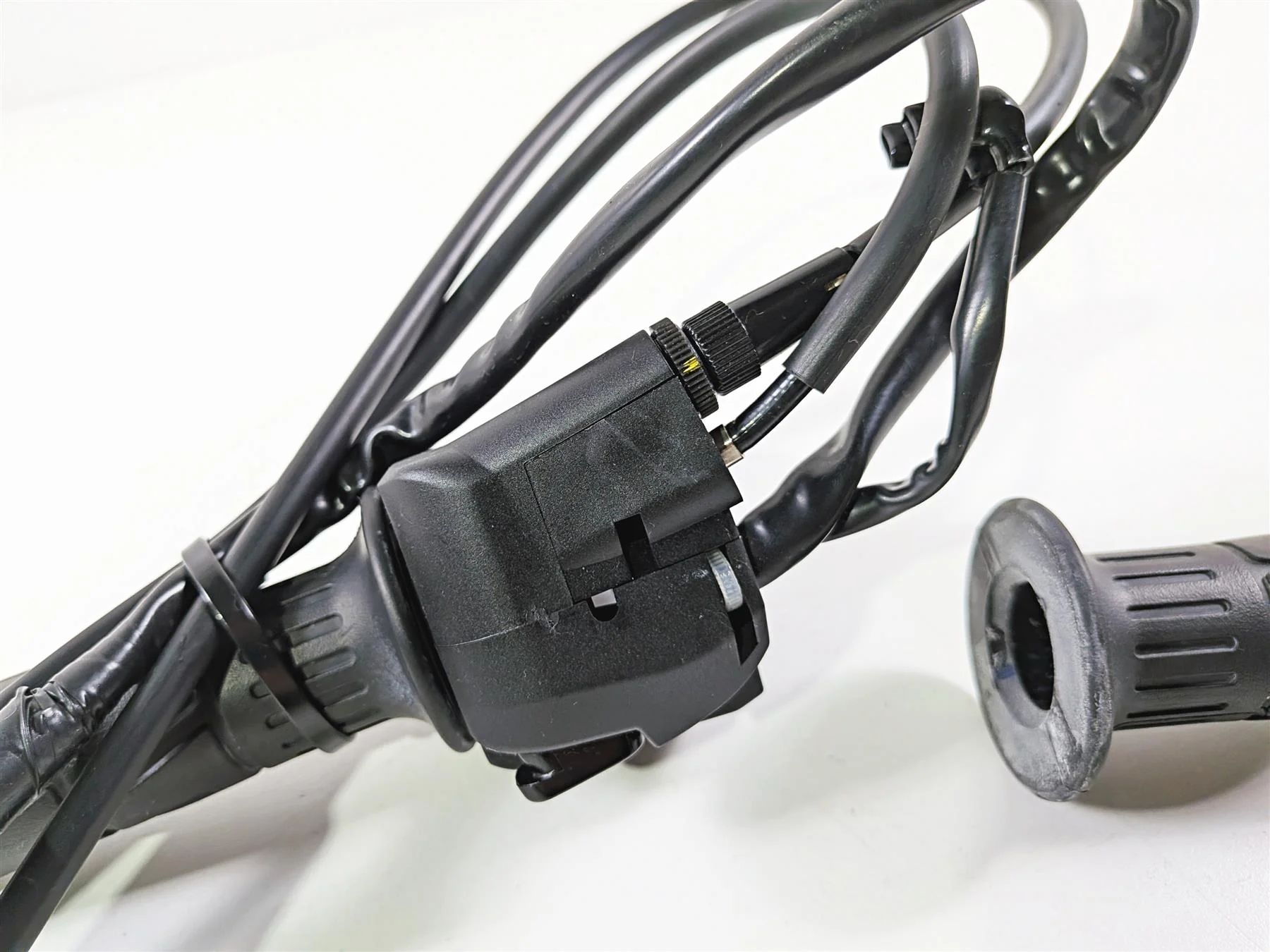 2024 Kawasaki EX500 Ninja 40th An. Right Hand Throttle Control Switch 46091-0479 - Image 9