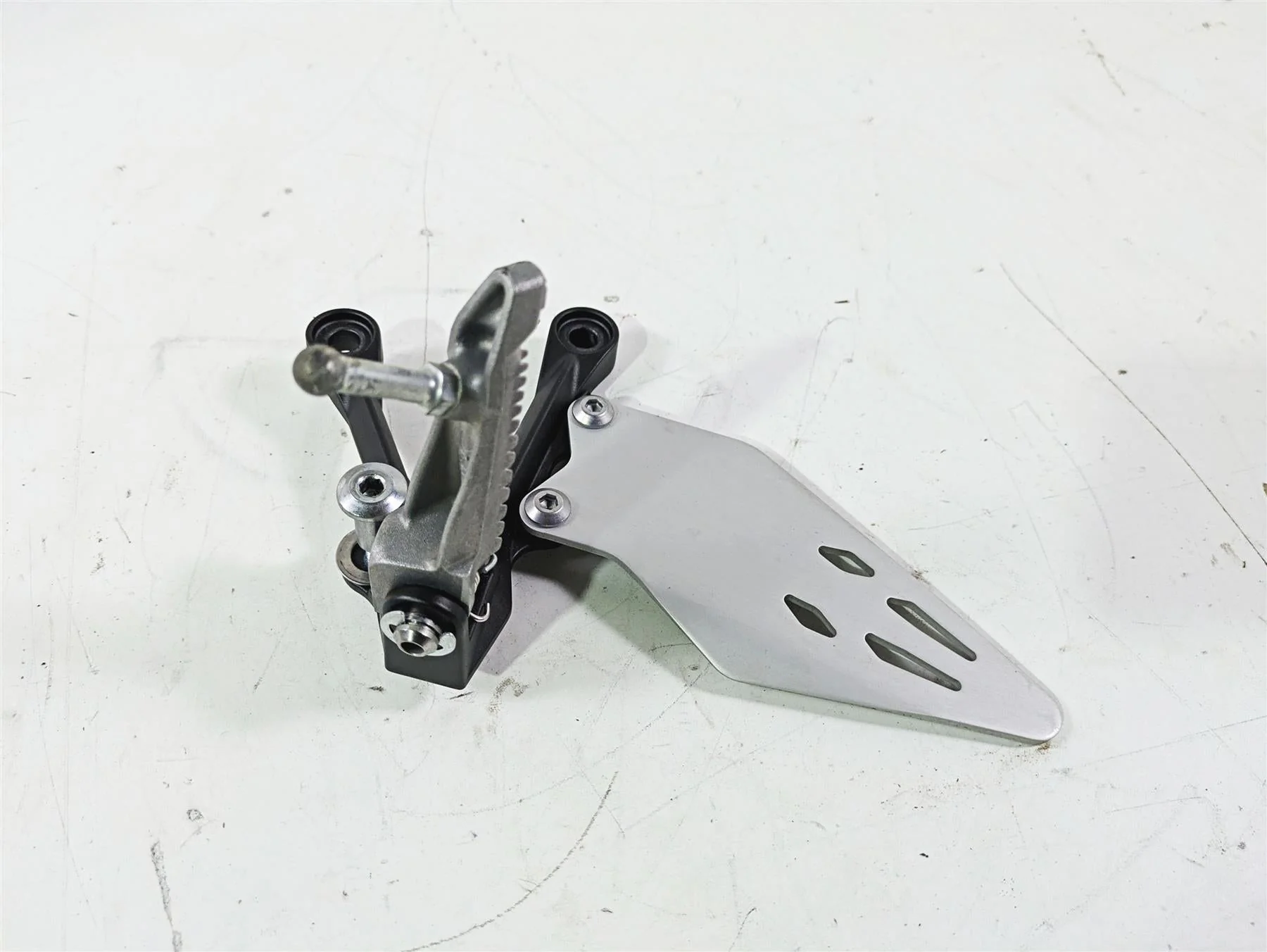 2024 Kawasaki ZX6R ZX636 Ninja Left Foot Peg + Mount & Guard 35063-0160-18R - Image 2