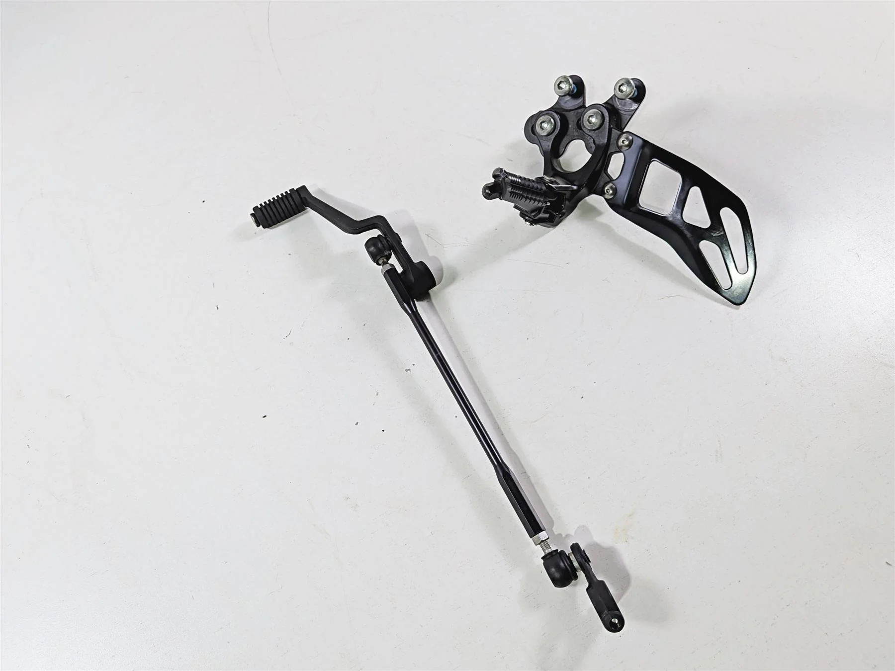2024 Suzuki GSXR 600 Left Front Footpeg  & Shifter 43521-47H20 25600-14J11