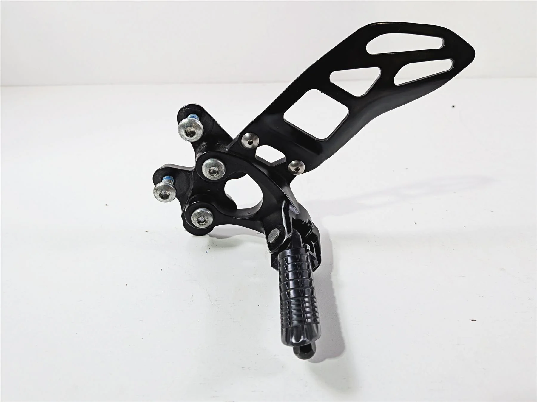 2024 Suzuki GSXR 600 Left Front Footpeg  & Shifter 43521-47H20 25600-14J11 - Image 4