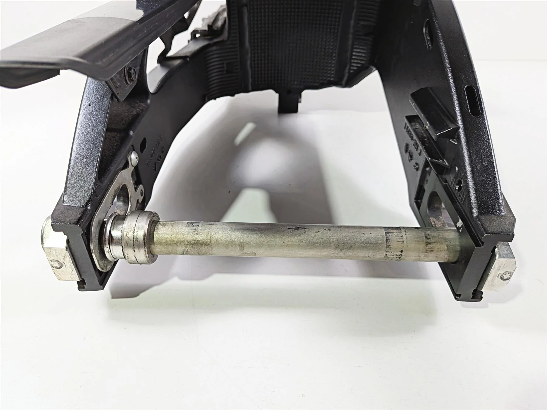 2024 Suzuki GSXR 600 Rear Swing Arm Swingarm & Guard 61000-14J01-YAP - Image 6