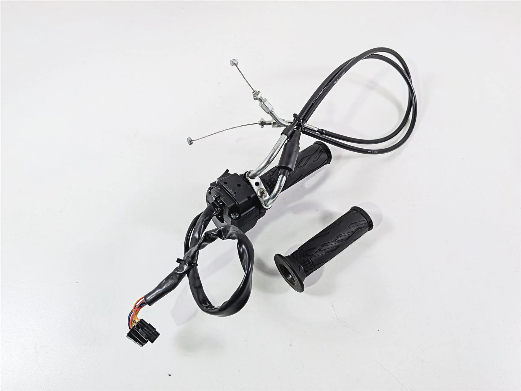 2024 Suzuki GSXR 600 Right Hand Control Switch & Throttle Grip 37200-47H30 - Image 7
