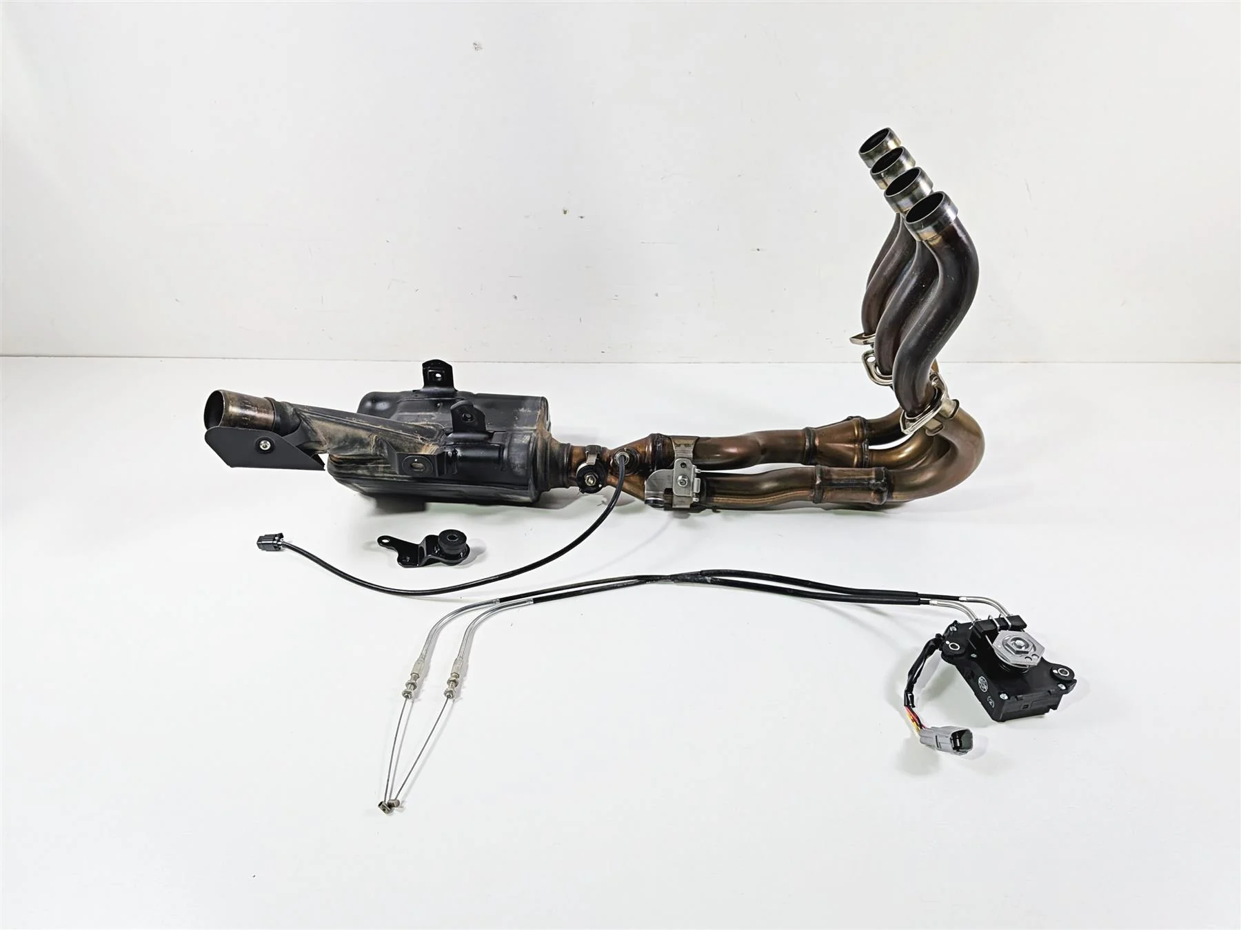 2024 Suzuki GSXR600 Exhaust Header & Servo Motor 14100-14J00 33970-47H03