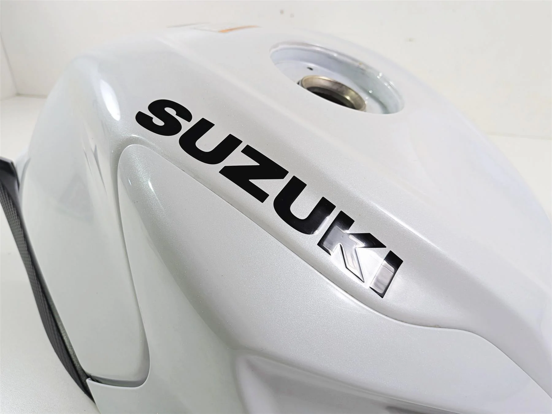 2024 Suzuki GSXR600 Fuel Gas Petrol Tank & Covers White - Nice 44100-14JJ0 - Image 12