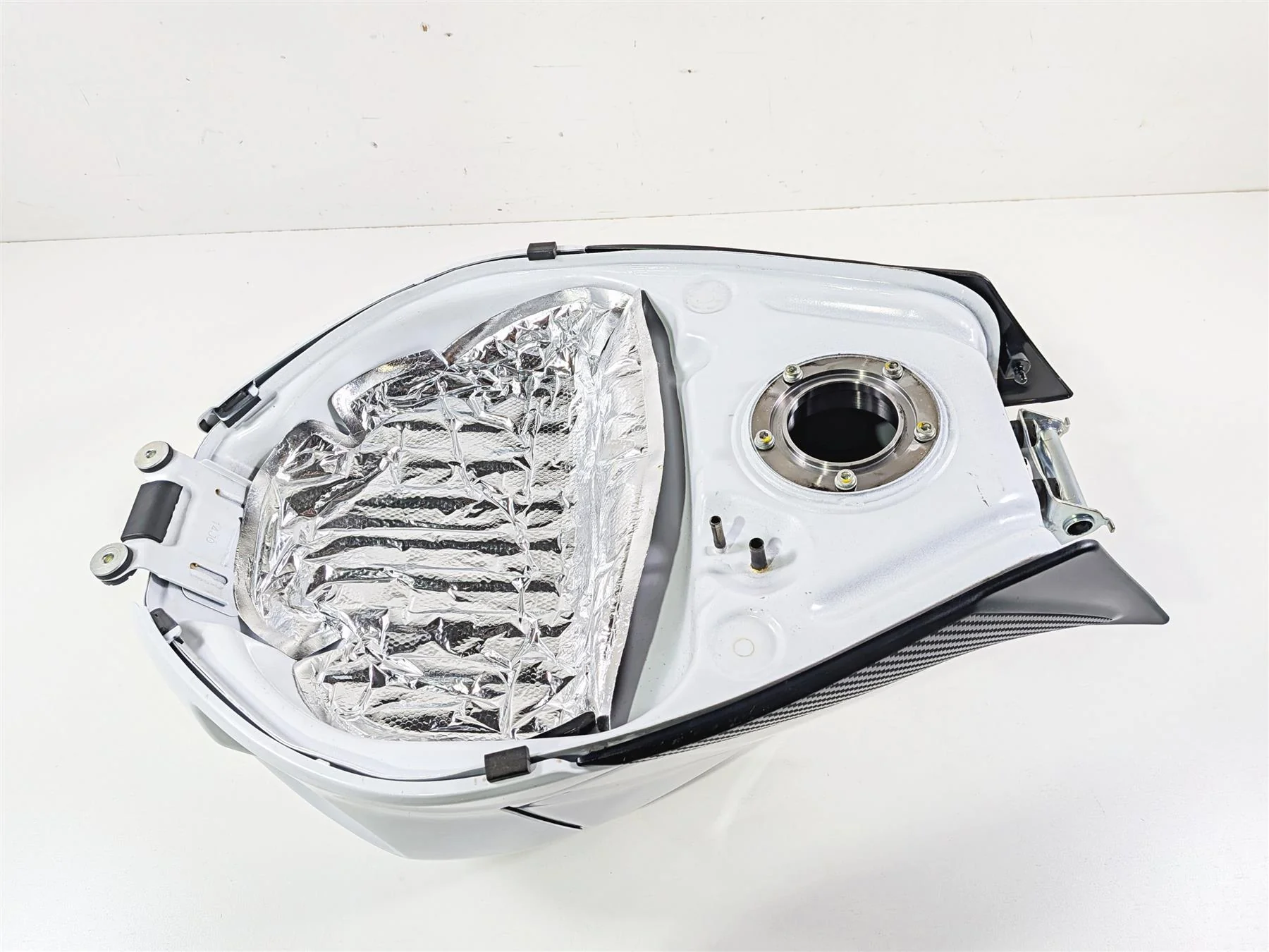 2024 Suzuki GSXR600 Fuel Gas Petrol Tank & Covers White - Nice 44100-14JJ0 - Image 9