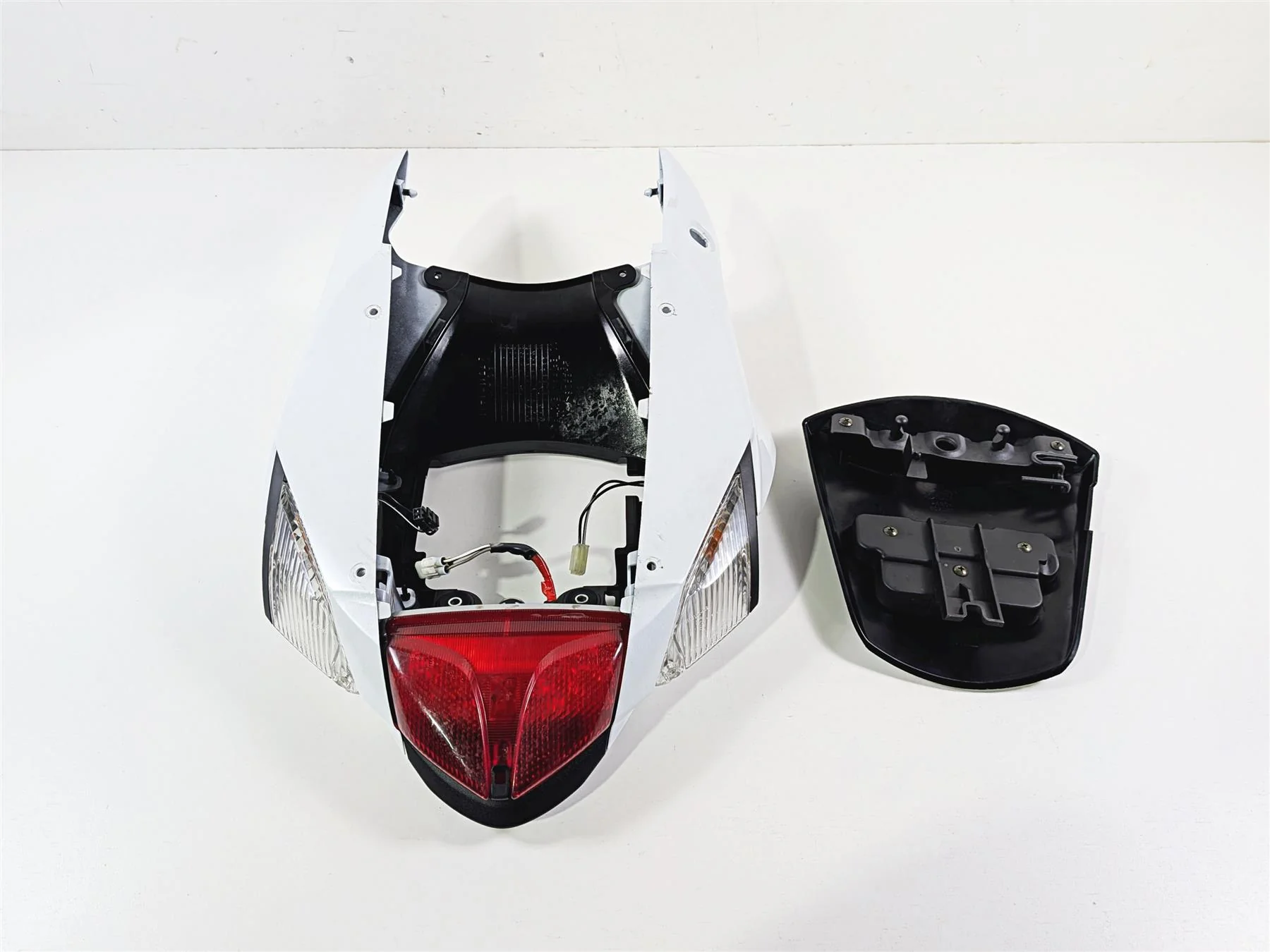 2024 Suzuki GSXR600 Full Tail Fairing Taillight Blinker 47100-14J10 47200-14J10 - Image 6