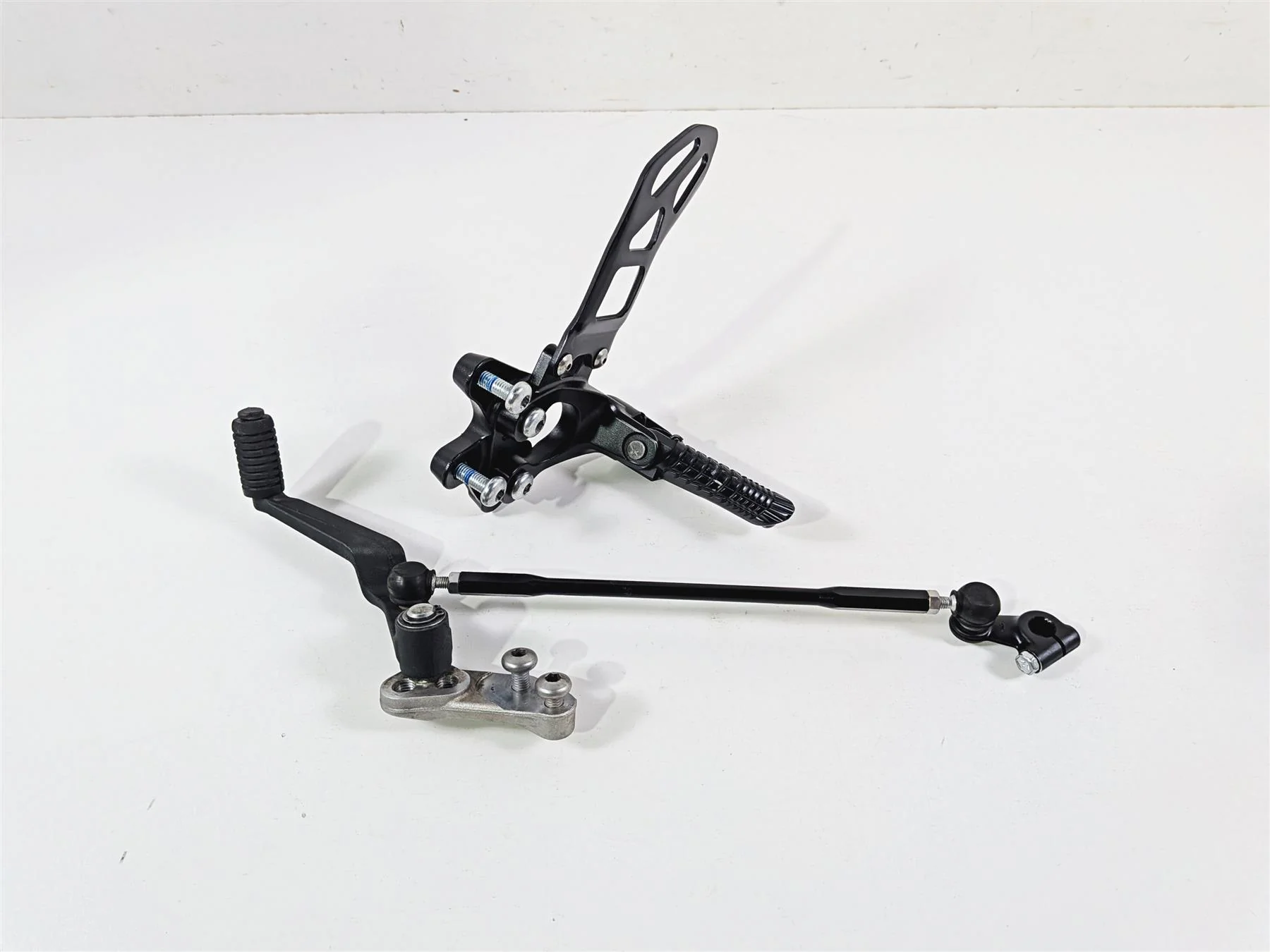 2024 Suzuki GSXR600 Left Front Footpeg & Shifter 43521-47H20 25600-14J11