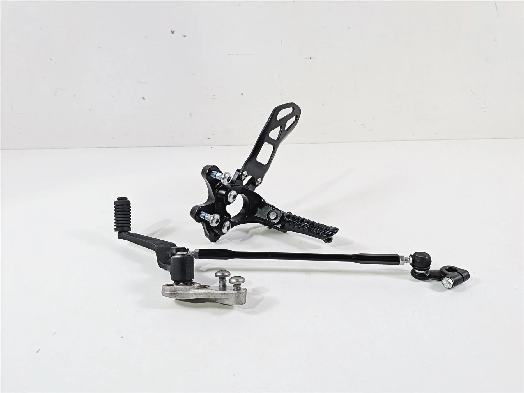 2024 Suzuki GSXR600 Left Front Footpeg & Shifter 43521-47H20 25600-14J11 - Image 2