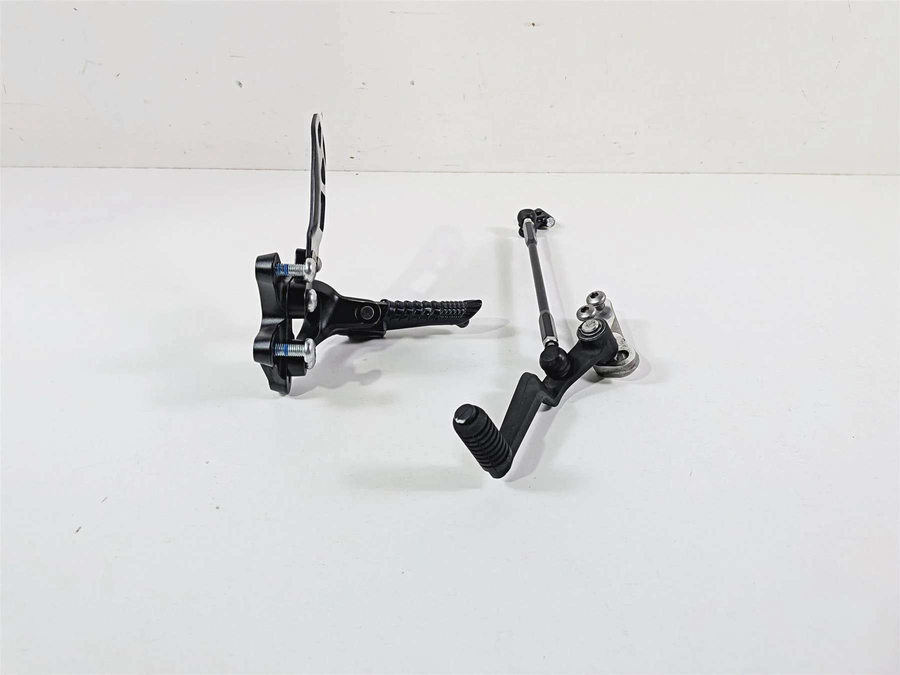 2024 Suzuki GSXR600 Left Front Footpeg & Shifter 43521-47H20 25600-14J11 - Image 3