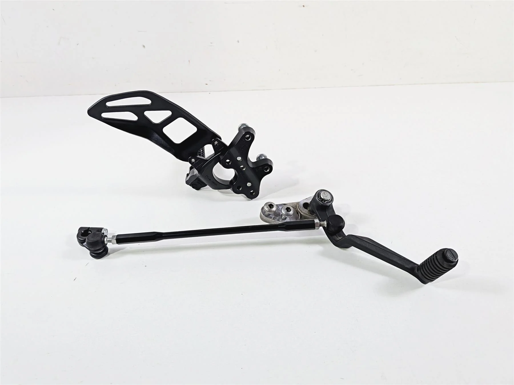 2024 Suzuki GSXR600 Left Front Footpeg & Shifter 43521-47H20 25600-14J11 - Image 4