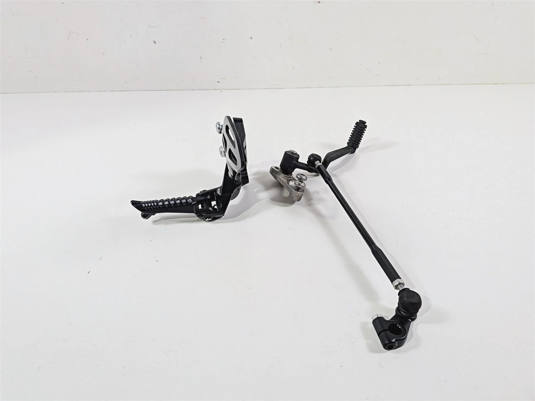 2024 Suzuki GSXR600 Left Front Footpeg & Shifter 43521-47H20 25600-14J11 - Image 5
