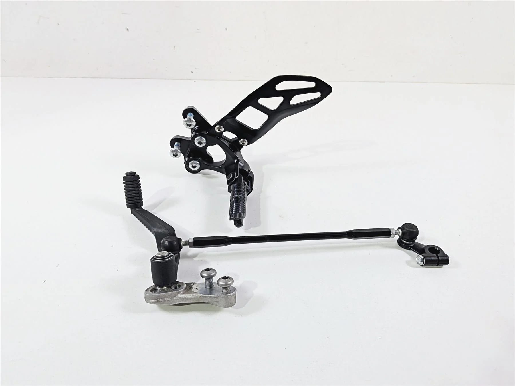 2024 Suzuki GSXR600 Left Front Footpeg & Shifter 43521-47H20 25600-14J11 - Image 6