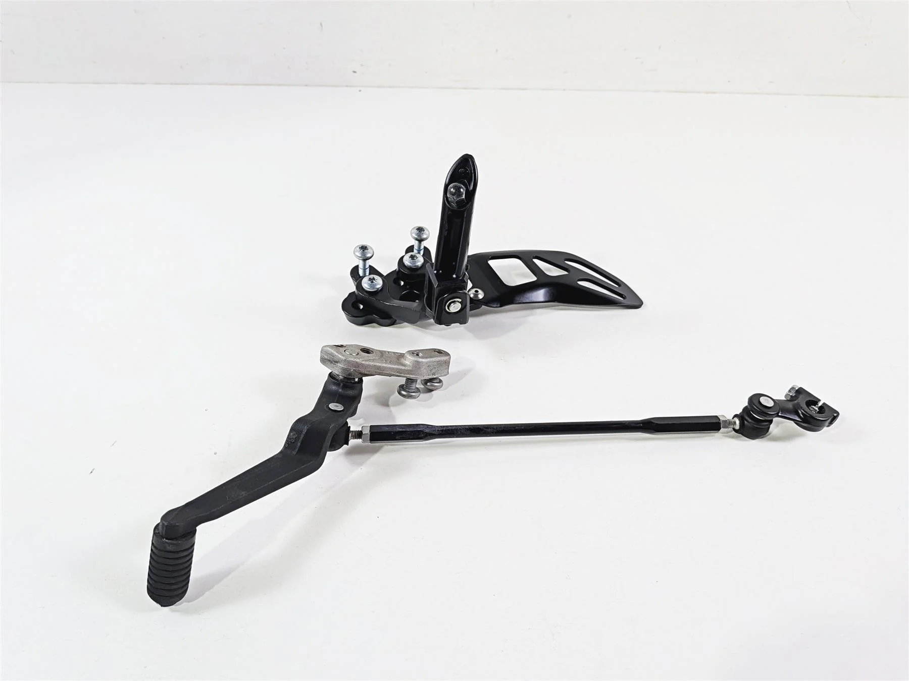 2024 Suzuki GSXR600 Left Front Footpeg & Shifter 43521-47H20 25600-14J11 - Image 7