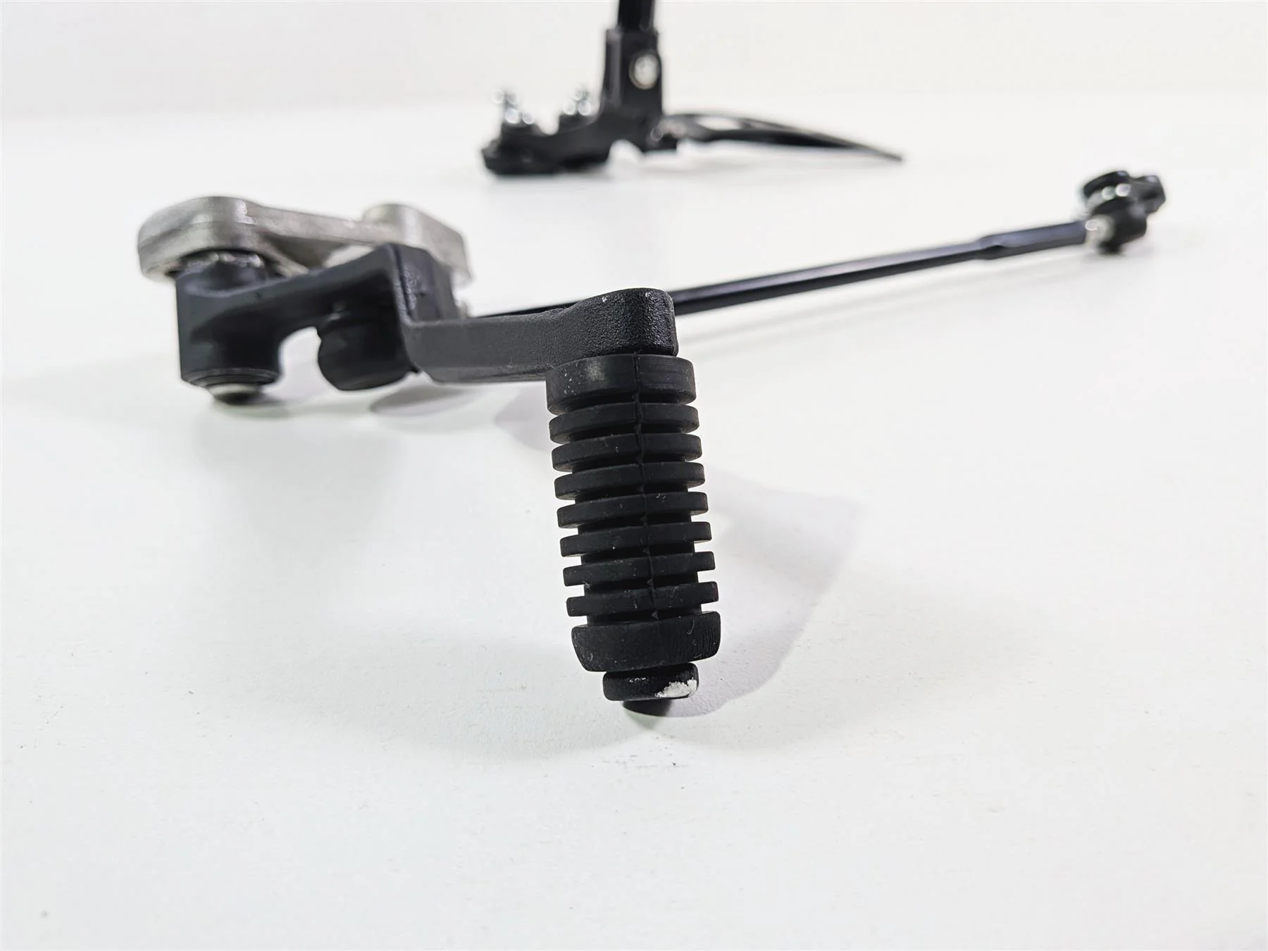 2024 Suzuki GSXR600 Left Front Footpeg & Shifter 43521-47H20 25600-14J11 - Image 9