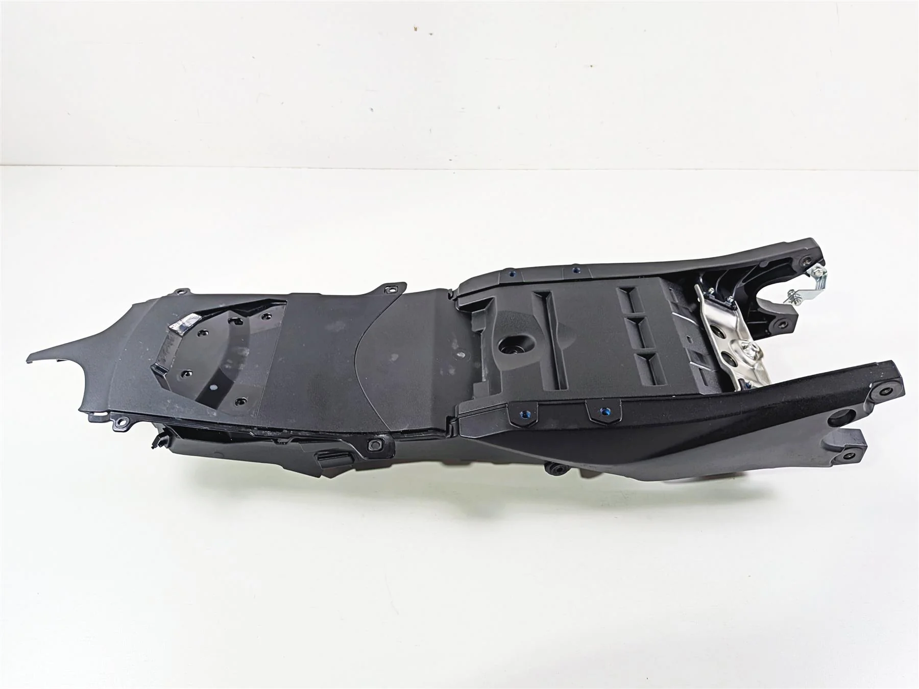 2024 Suzuki GSXR600 Subframe Inner Fender Set 41221-14J00-YUG 41211-14J00-YUG - Image 6