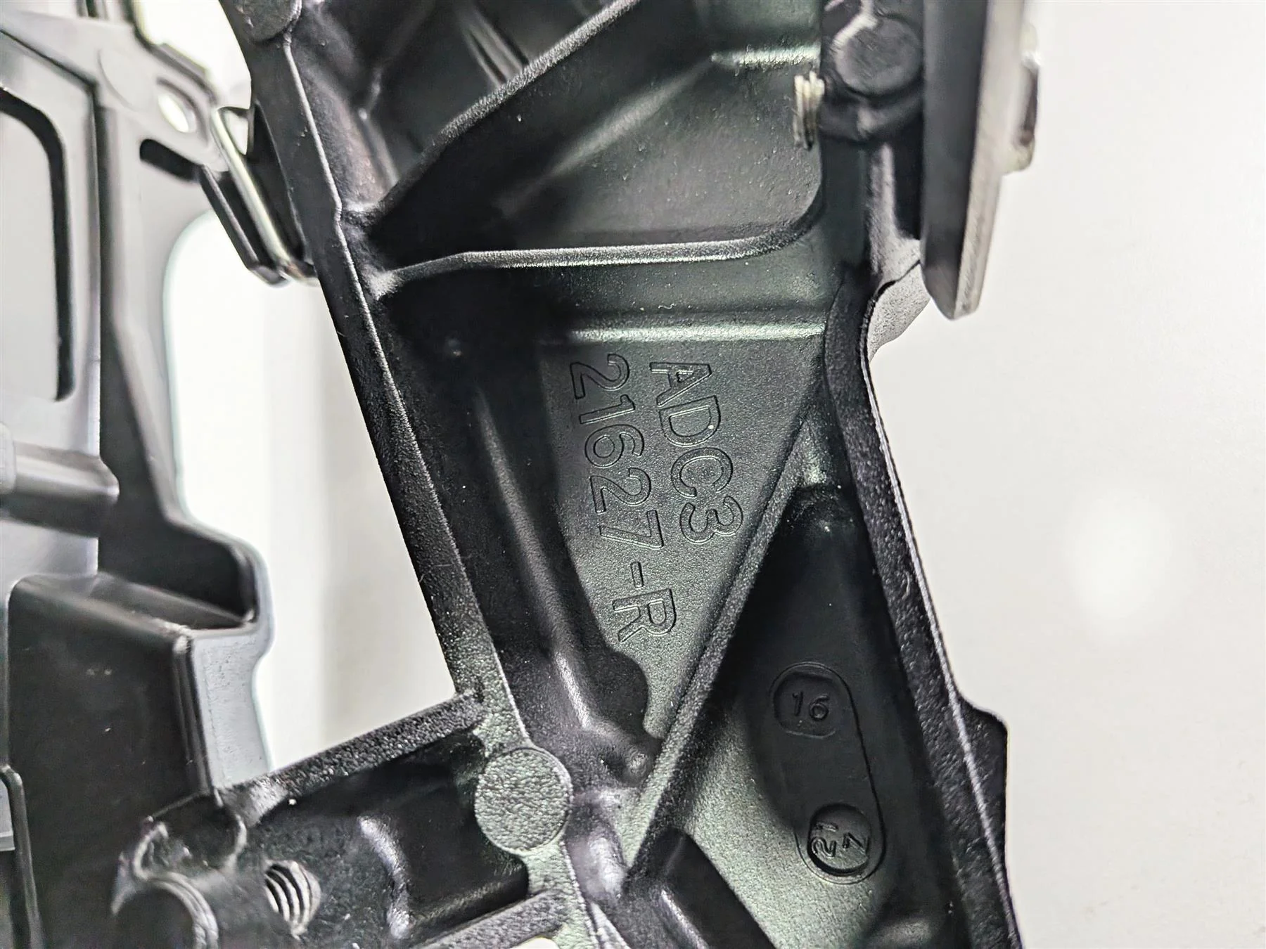 2024 Suzuki GSXR600 Subframe Inner Fender Set 41221-14J00-YUG 41211-14J00-YUG - Image 9