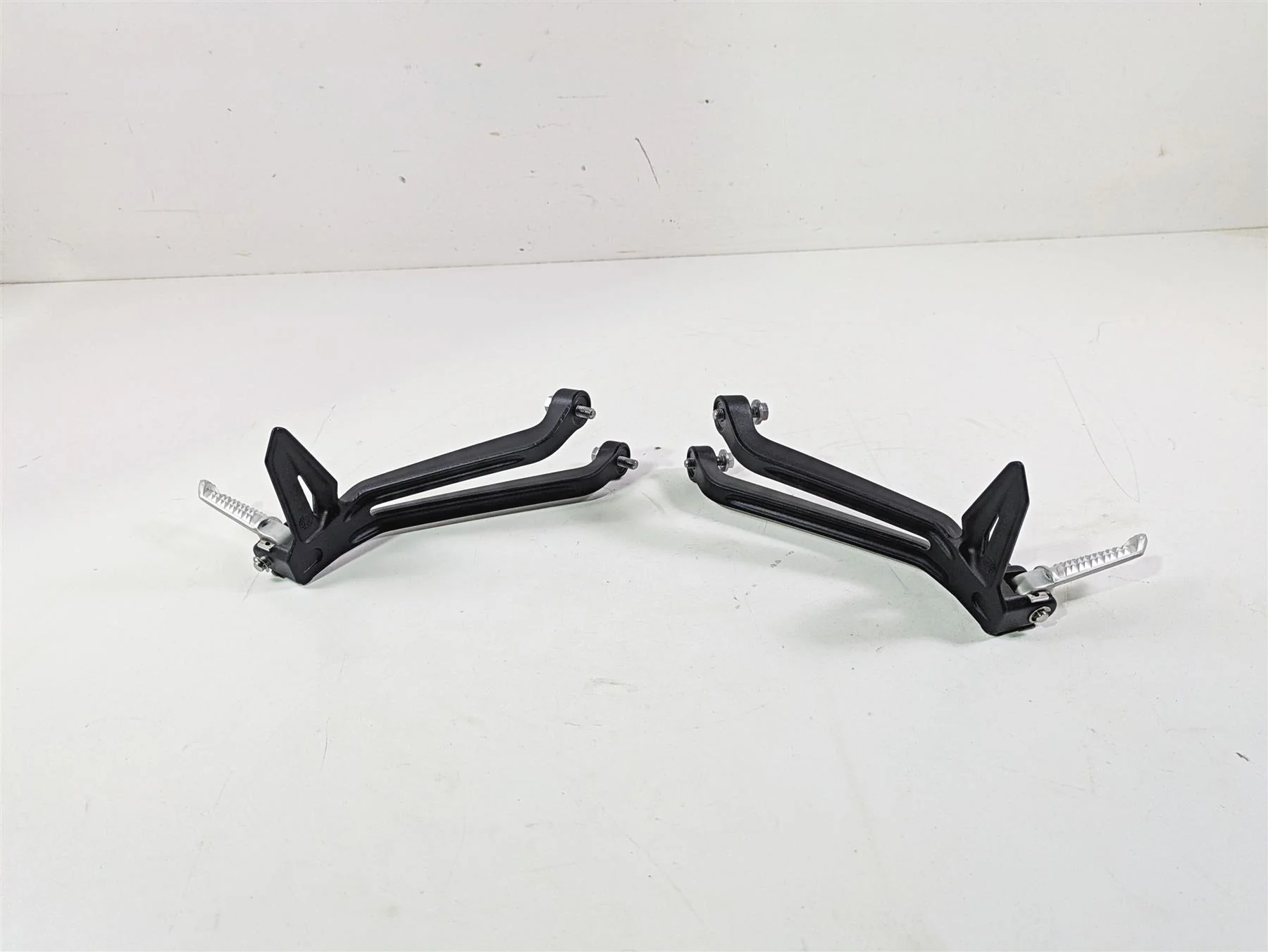 2024 Triumph Street Triple 765 R Rear Passenger Footpeg Set T2088156 T2088157 - Image 10
