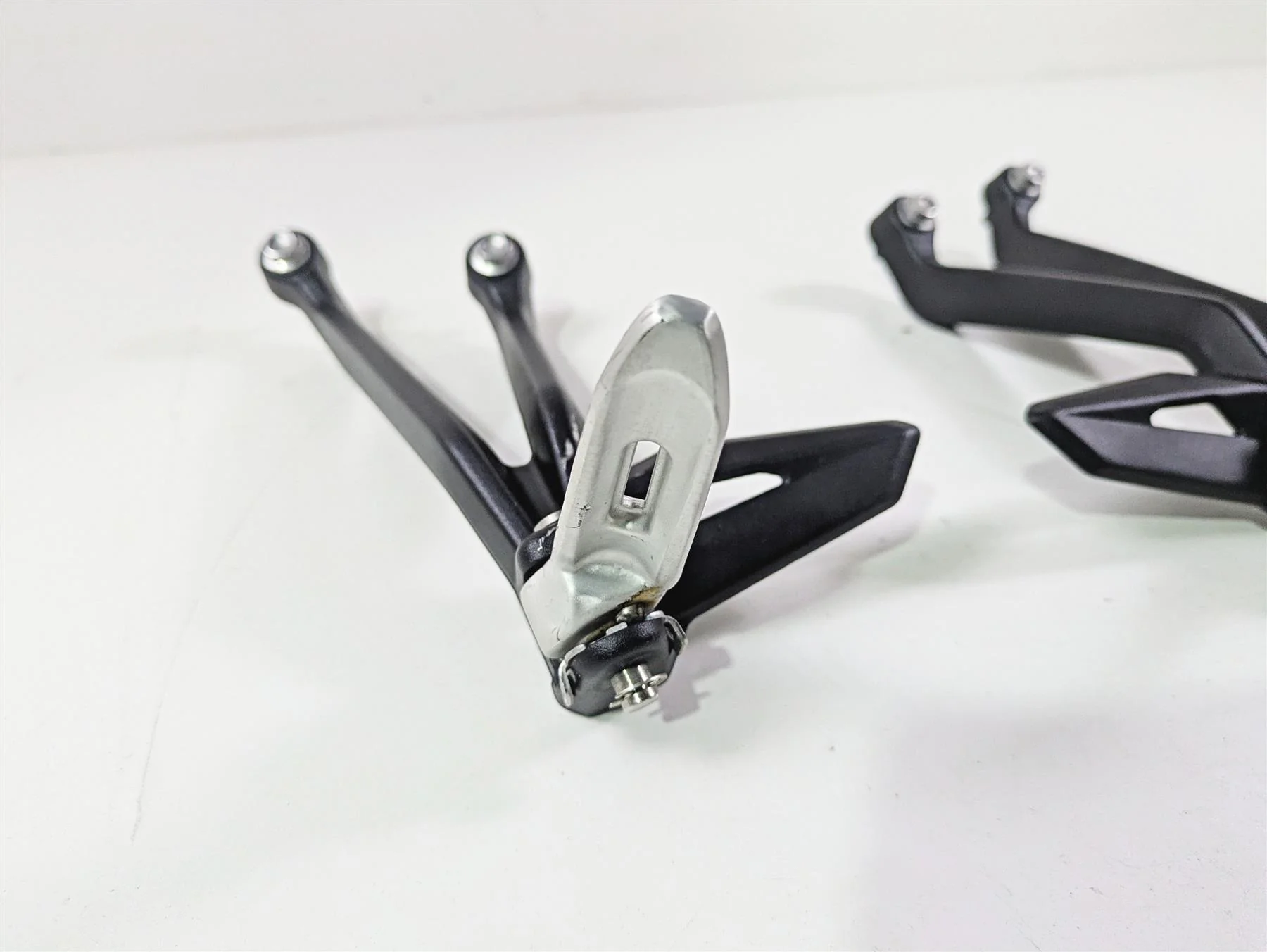 2024 Triumph Street Triple 765 R Rear Passenger Footpeg Set T2088156 T2088157 - Image 9