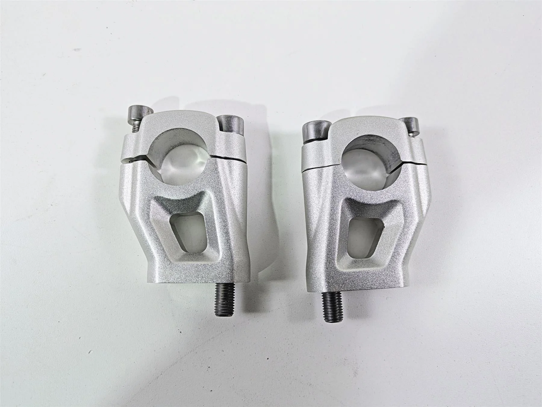 2024 Triumph Tiger 900 GT Handlebar Riser Holder Clamp Set T2040813 - Image 9