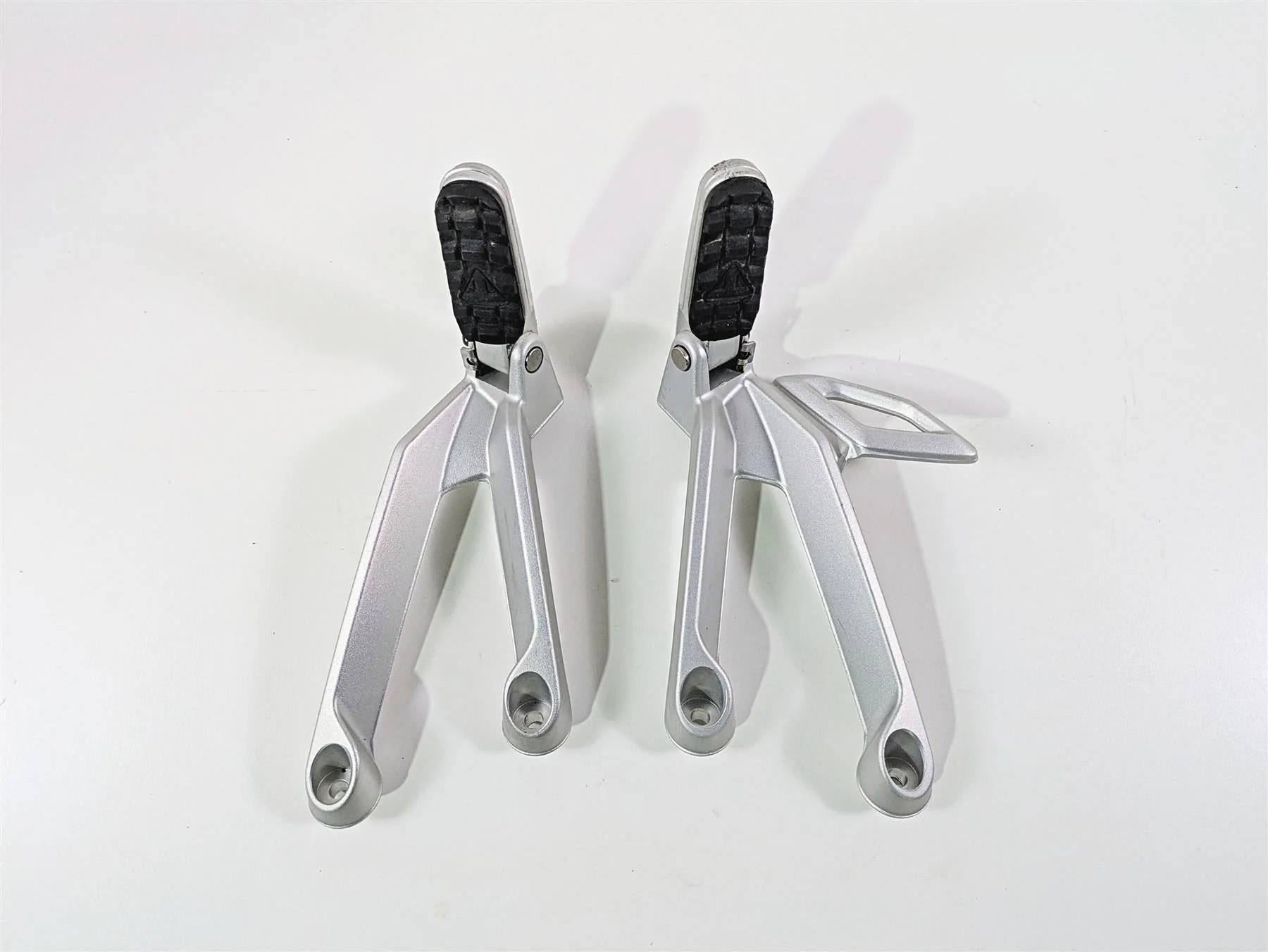 2024 Triumph Tiger 900 GT Rear Passenger Footpeg Rest Set T2082284 T2082359 - Image 2