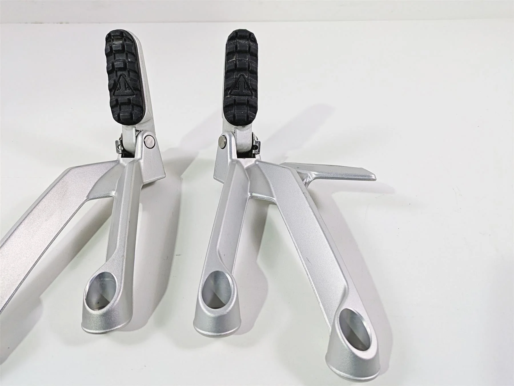 2024 Triumph Tiger 900 GT Rear Passenger Footpeg Rest Set T2082284 T2082359 - Image 3