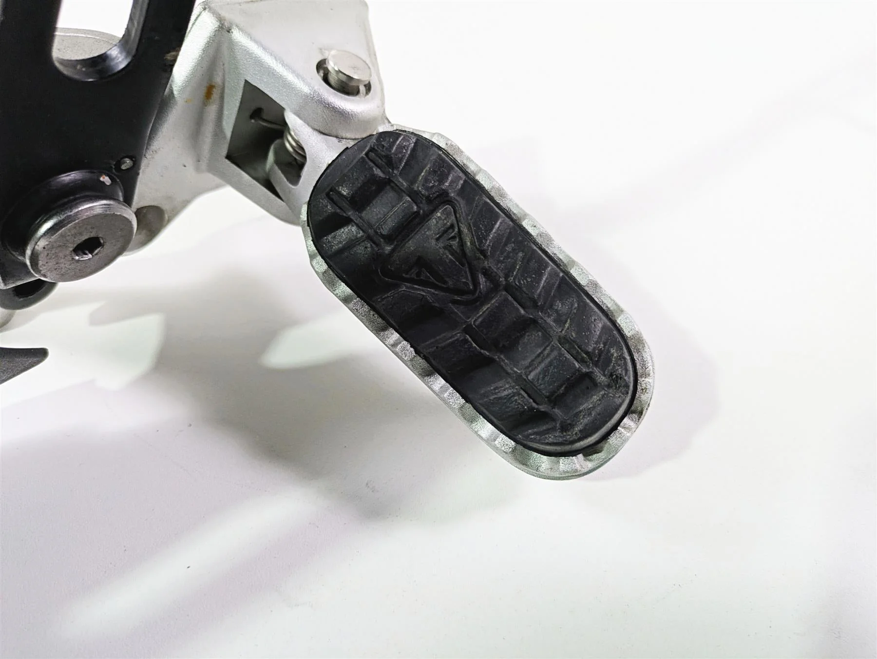2024 Triumph Tiger 900 GT Right Front Footpeg & Brake Pedal T2082358 T2021653 - Image 7
