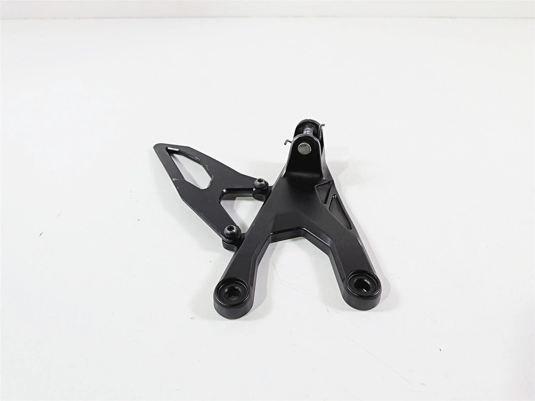 2024 Yamaha YZF R1 RN65 Front Left Rider Footpeg Mount - Read 2CR-27442-00-00 - Image 3
