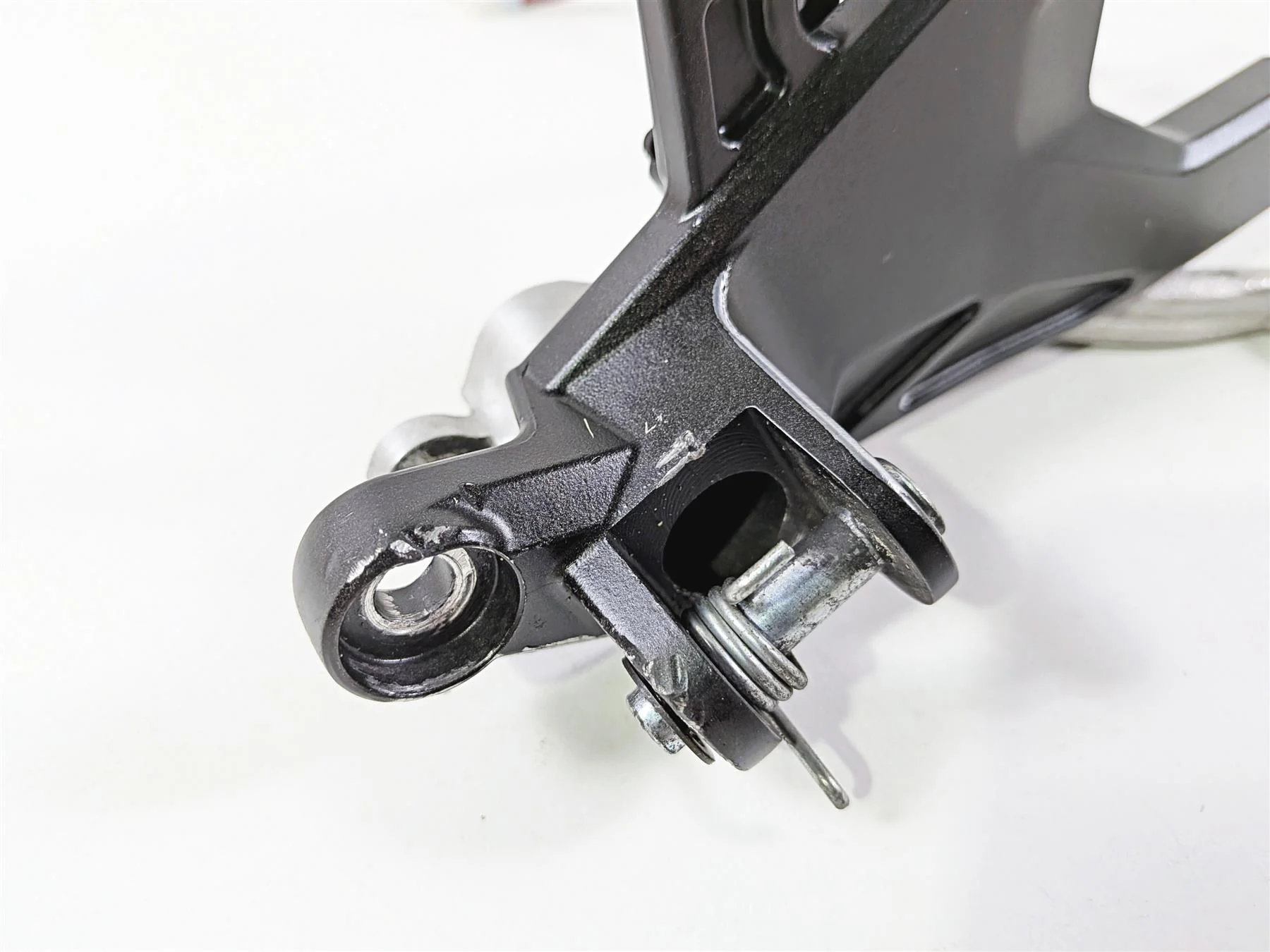 2024 Yamaha YZF R1 RN65 Front Right Peg Mount & Brake Pedal Read 2CR-27443-00-00 - Image 11