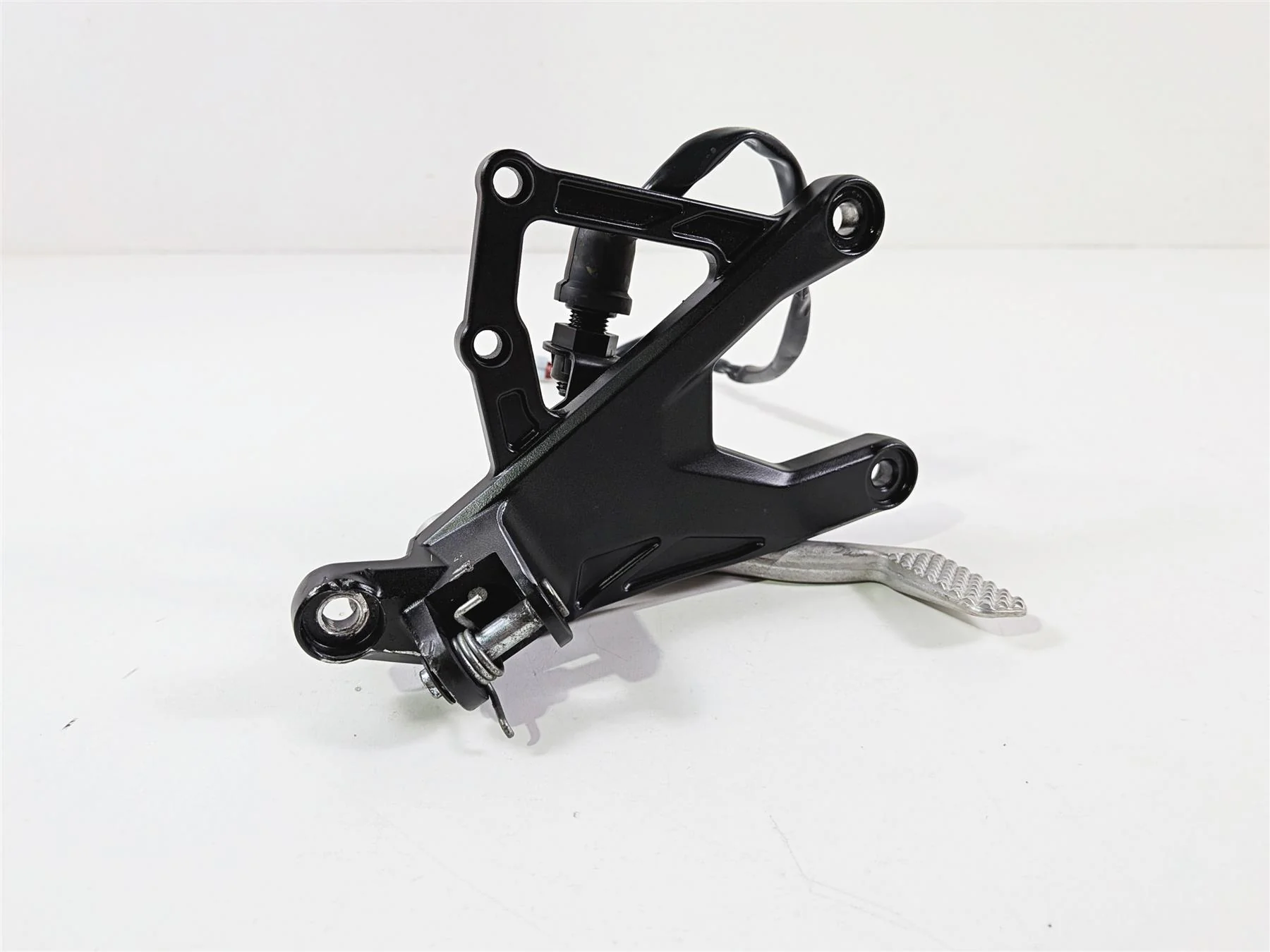 2024 Yamaha YZF R1 RN65 Front Right Peg Mount & Brake Pedal Read 2CR-27443-00-00 - Image 12