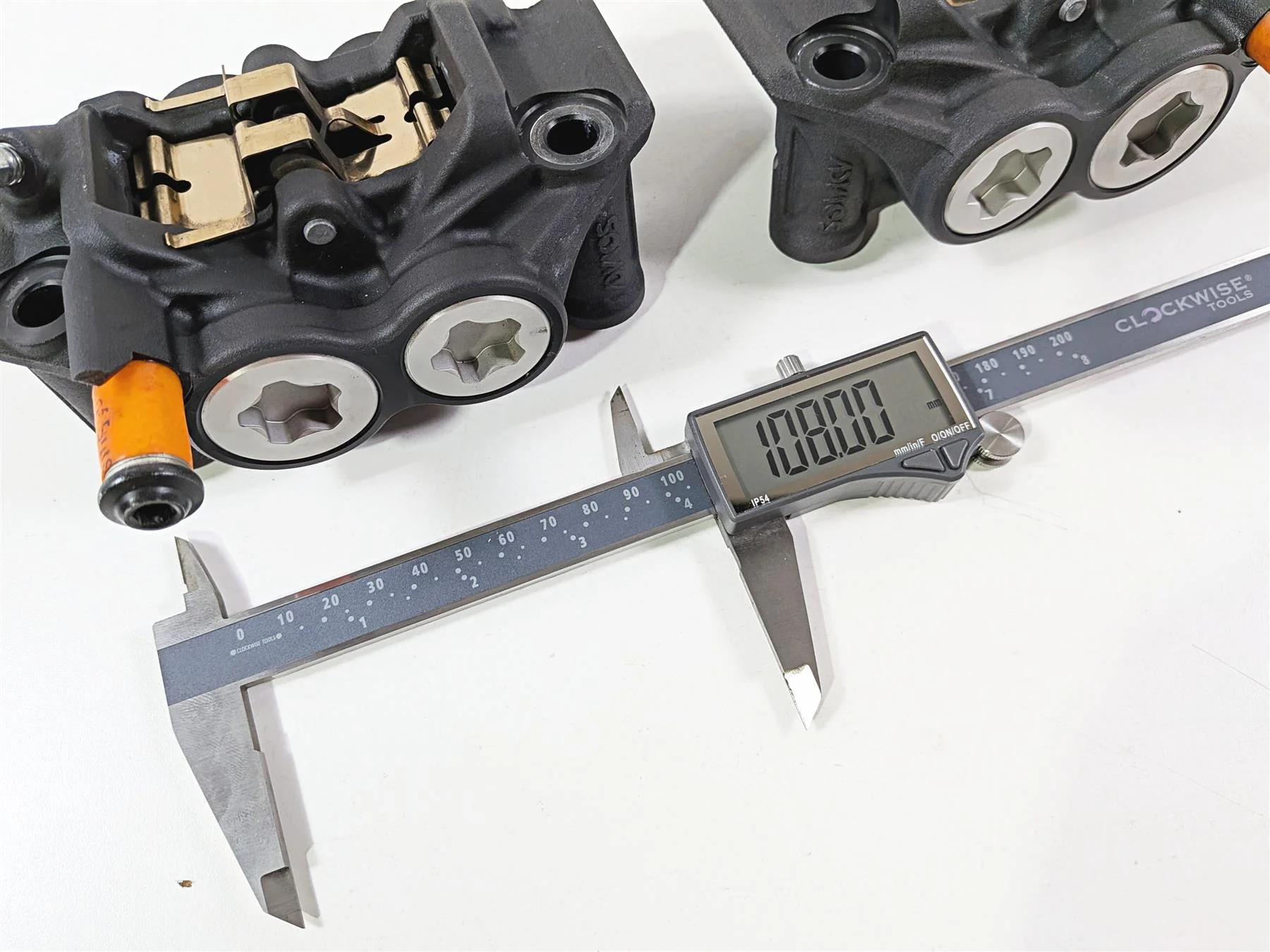 2025 Yamaha YZF R7 Front Brake Caliper & Pad Set 1RC-2580T-00-00 1RC-2580U-00-00 - Image 2