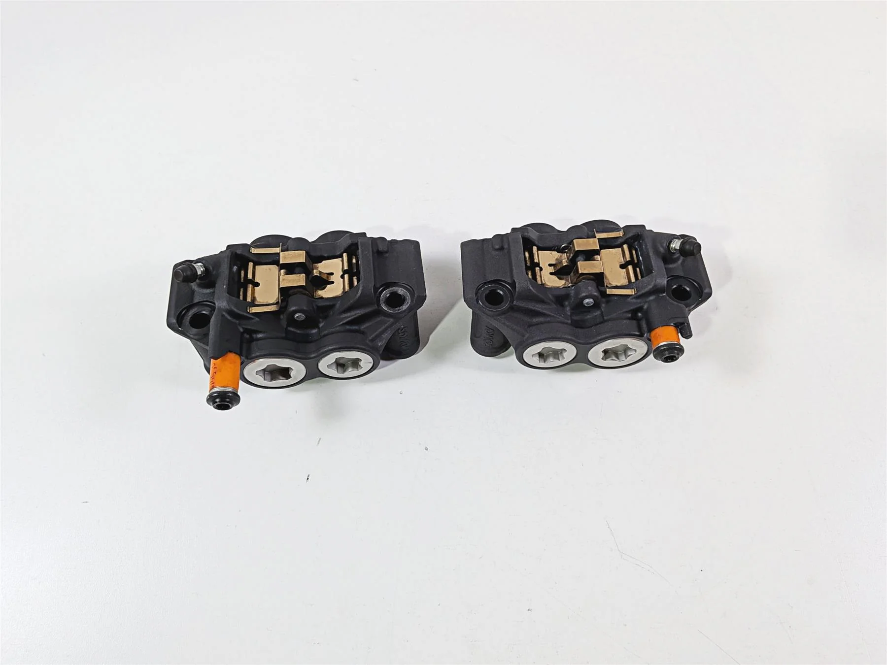 2025 Yamaha YZF R7 Front Brake Caliper & Pad Set 1RC-2580T-00-00 1RC-2580U-00-00 - Image 3