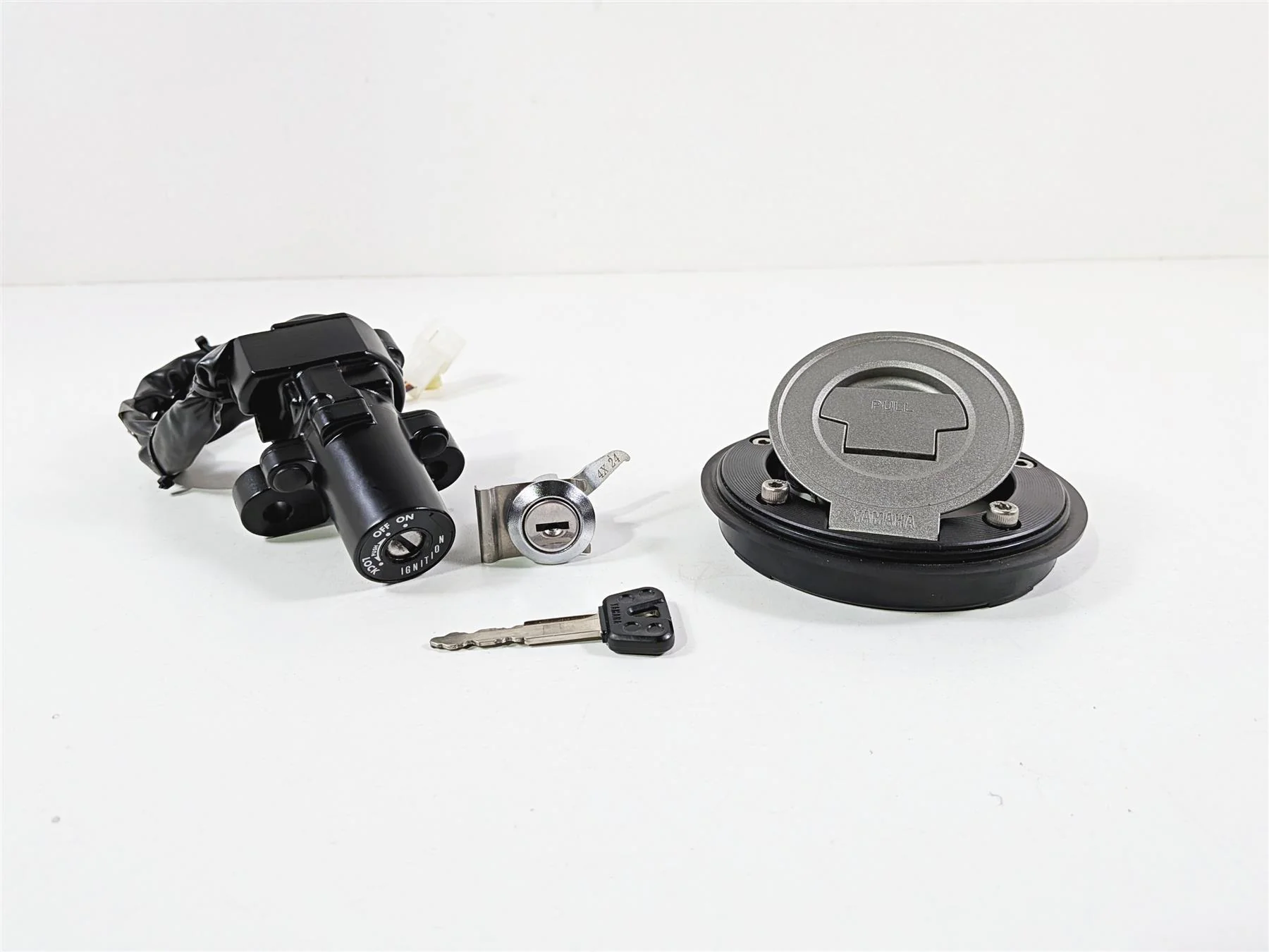 2025 Yamaha YZF R7 Ignition Switch Key Set Gas Cap Seat Lock BEB-82501-01-00 - Image 11