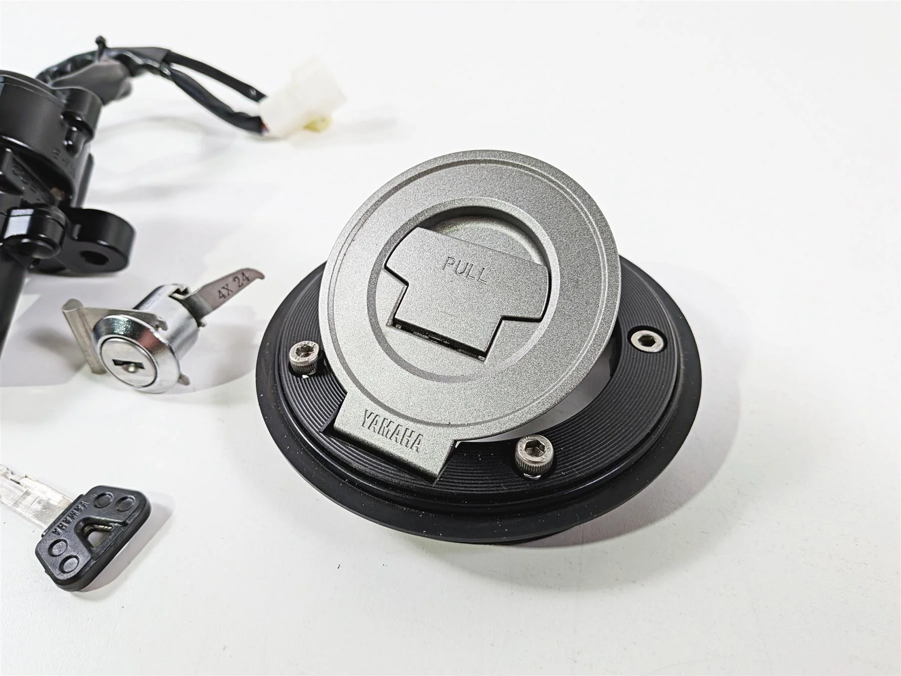 2025 Yamaha YZF R7 Ignition Switch Key Set Gas Cap Seat Lock BEB-82501-01-00 - Image 3