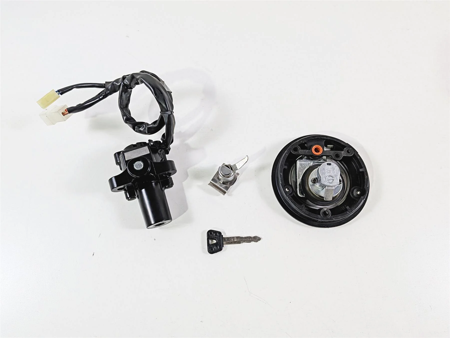2025 Yamaha YZF R7 Ignition Switch Key Set Gas Cap Seat Lock BEB-82501-01-00 - Image 6