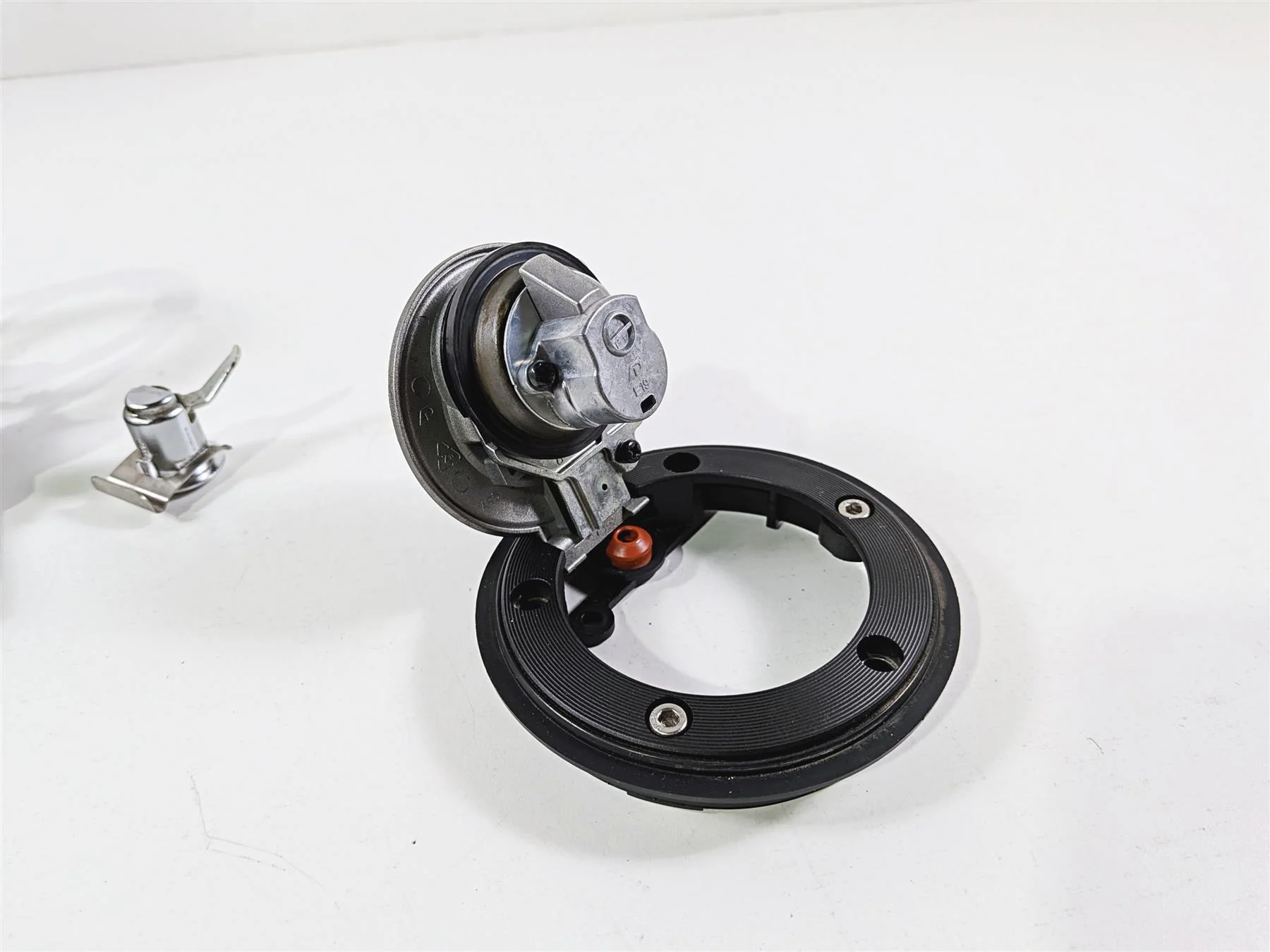2025 Yamaha YZF R7 Ignition Switch Key Set Gas Cap Seat Lock BEB-82501-01-00 - Image 8