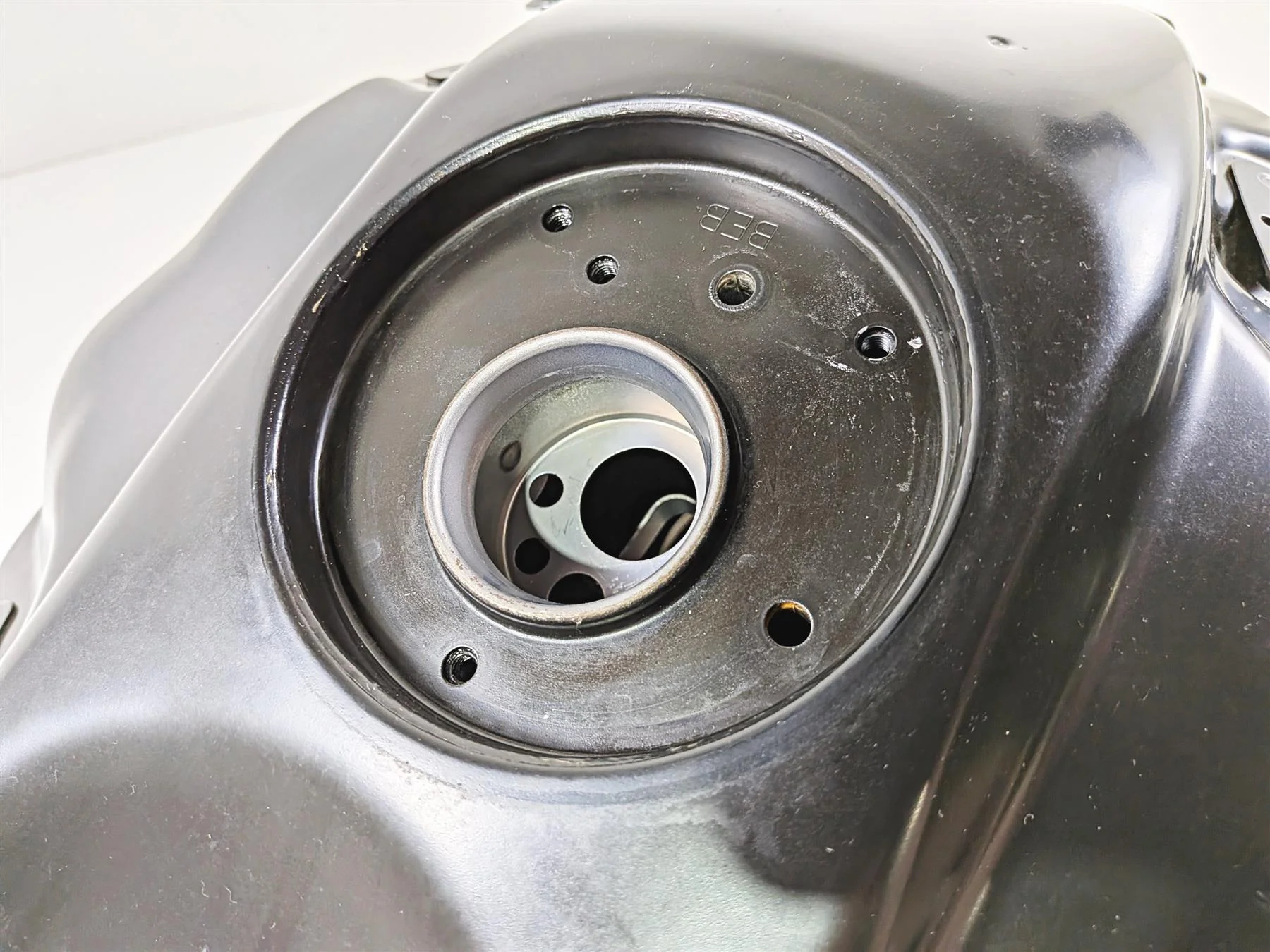 2025 Yamaha YZF R7 Nice Fuel Gas Petrol Tank - Clean - No Dents BEB-24110-00-00 - Image 9
