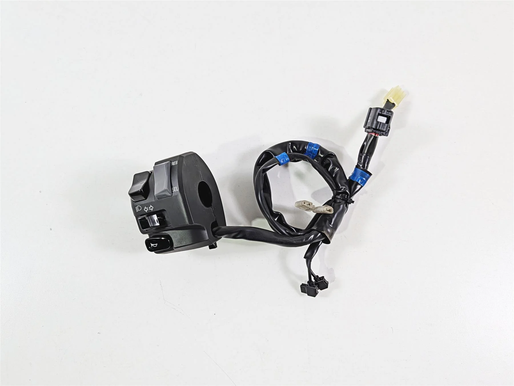 2025 Yamaha YZF R7 Nice Left Side Light Hand Control Switch BEB-83969-00-00 - Image 2