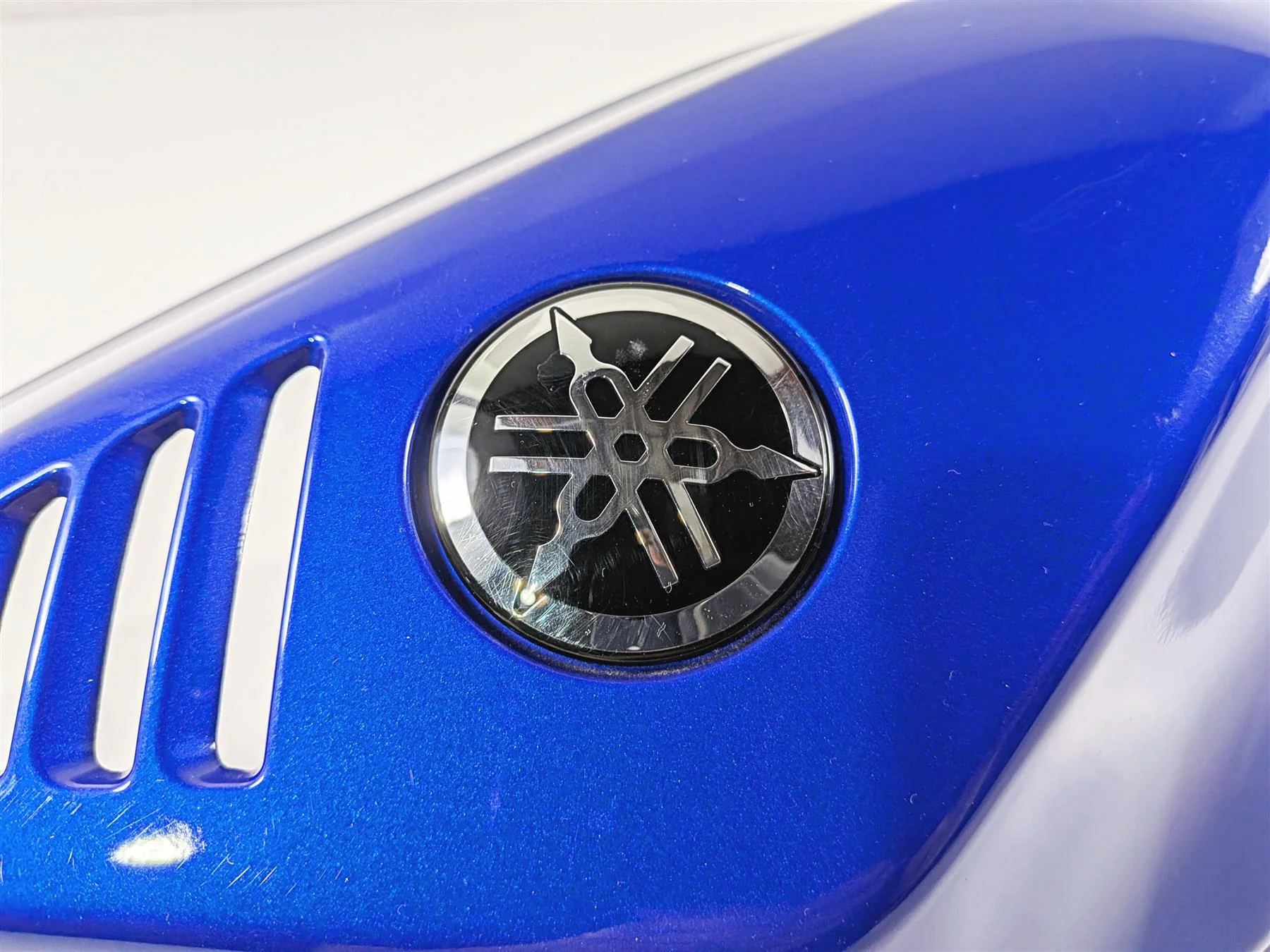 2025 Yamaha YZF R7 Oem Blue Left Side Tank Cover Fairing BEB-24129-00 - Image 9