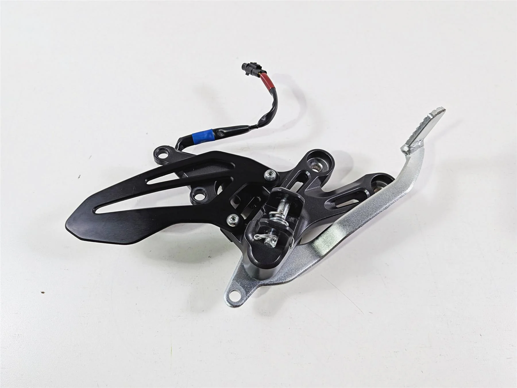 2025 Yamaha YZF R7 Right Foot Peg Mount & Brake Pedal BEB-27443-00 BEB-27211-00 - Image 11