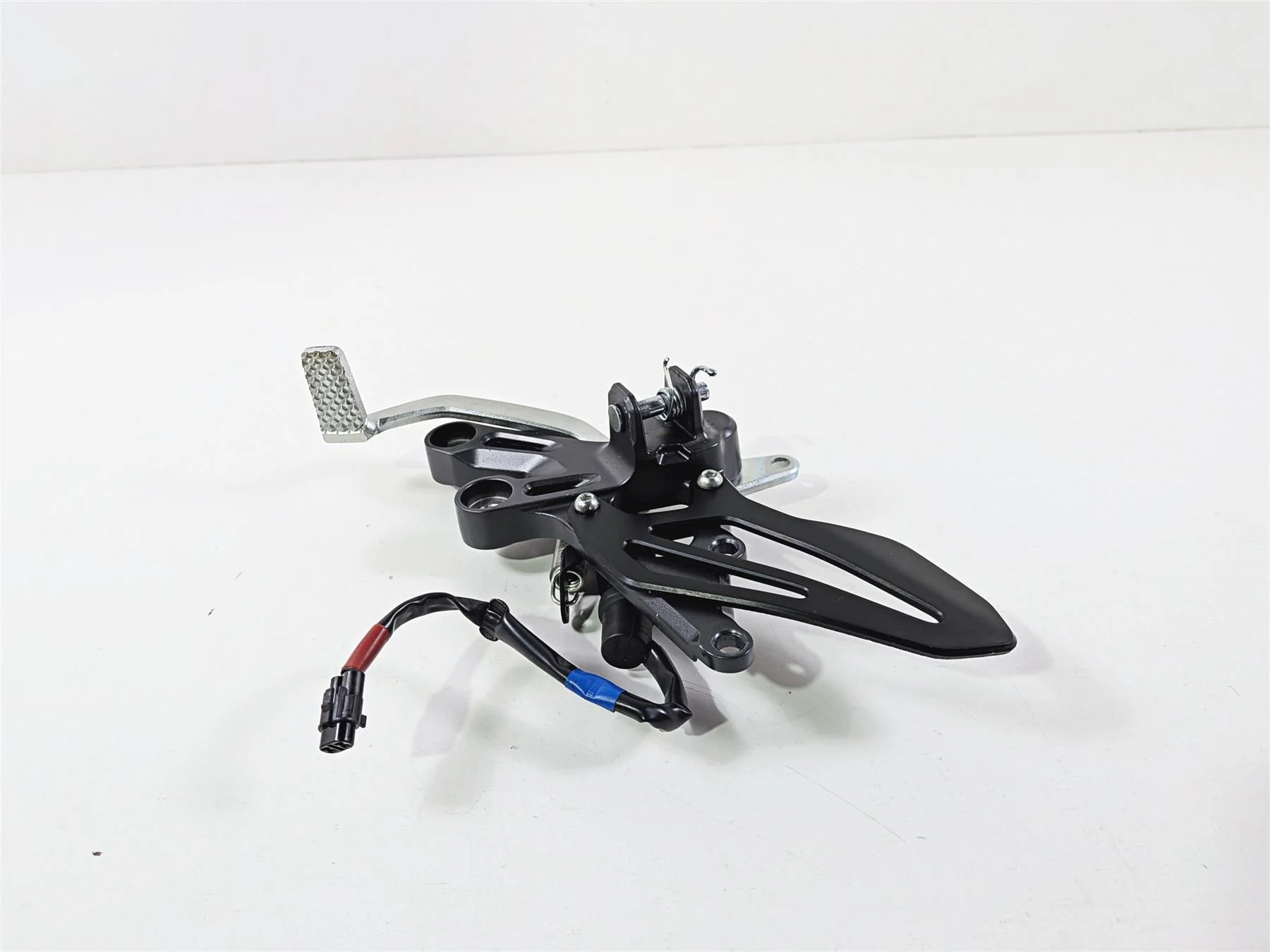 2025 Yamaha YZF R7 Right Foot Peg Mount & Brake Pedal BEB-27443-00 BEB-27211-00 - Image 3