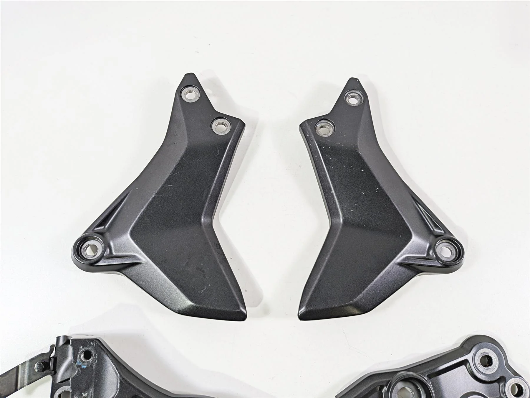 2025 Yamaha YZF R7 Side Frame Foot Peg Mount Cover Set BEB-274A4-00 BEB-274A3-00 - Image 4