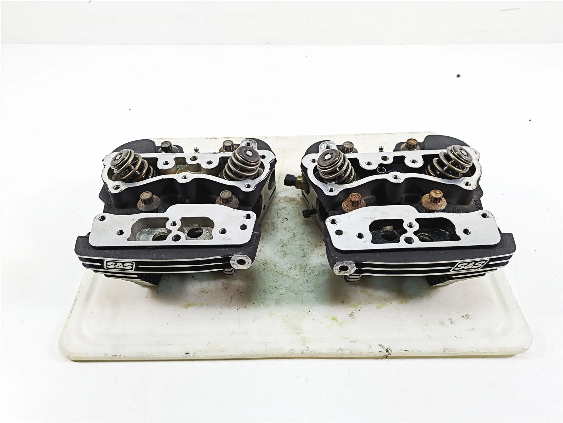 S&S Cycle Super Stock Twin Cam Cylinder Head Set 90-1050R-S  F00404 - Image 2