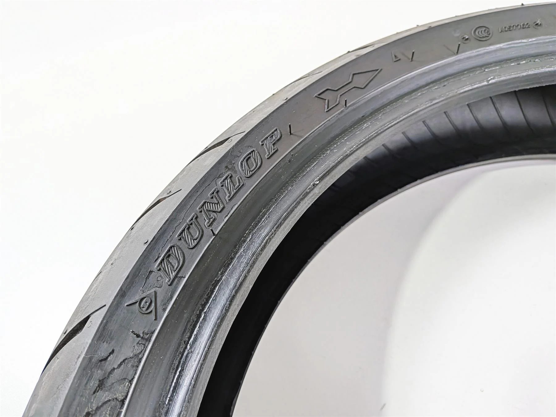 Used Front Front Dunlop Sportmax GPR-300 110/70R17 Tire HJDD7R4N9F - Image 3